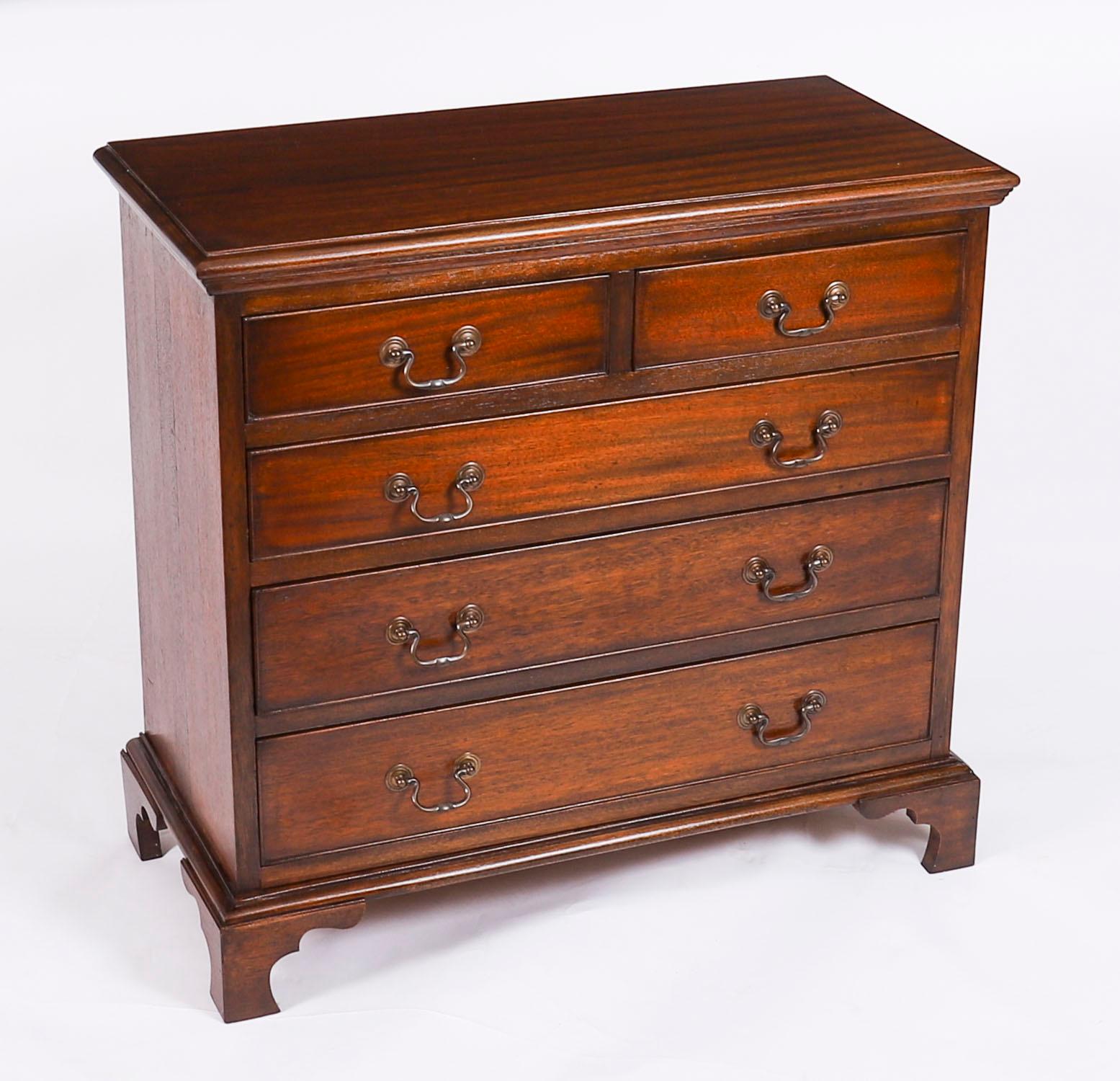 Antique Pair of Flame Mahogany Bedside Chests Cabinets Mid 20th Century In Good Condition For Sale In London, GB