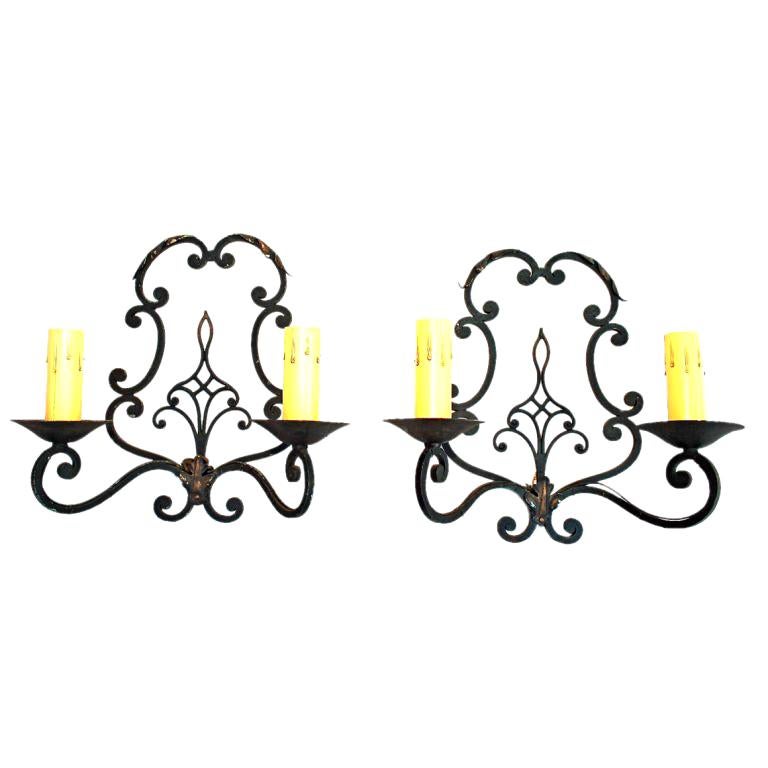 Antikes Paar antiker Lampenschirme   Französischer Schliff  1930 Schmiedeeisen-Wandleuchter