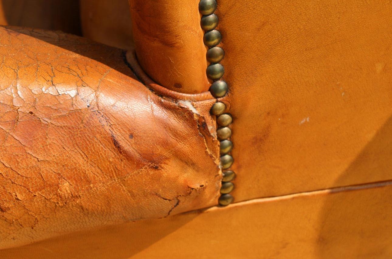 Paire de chaises longues en cuir brun vieilli de style Arte Antiques en vente 6