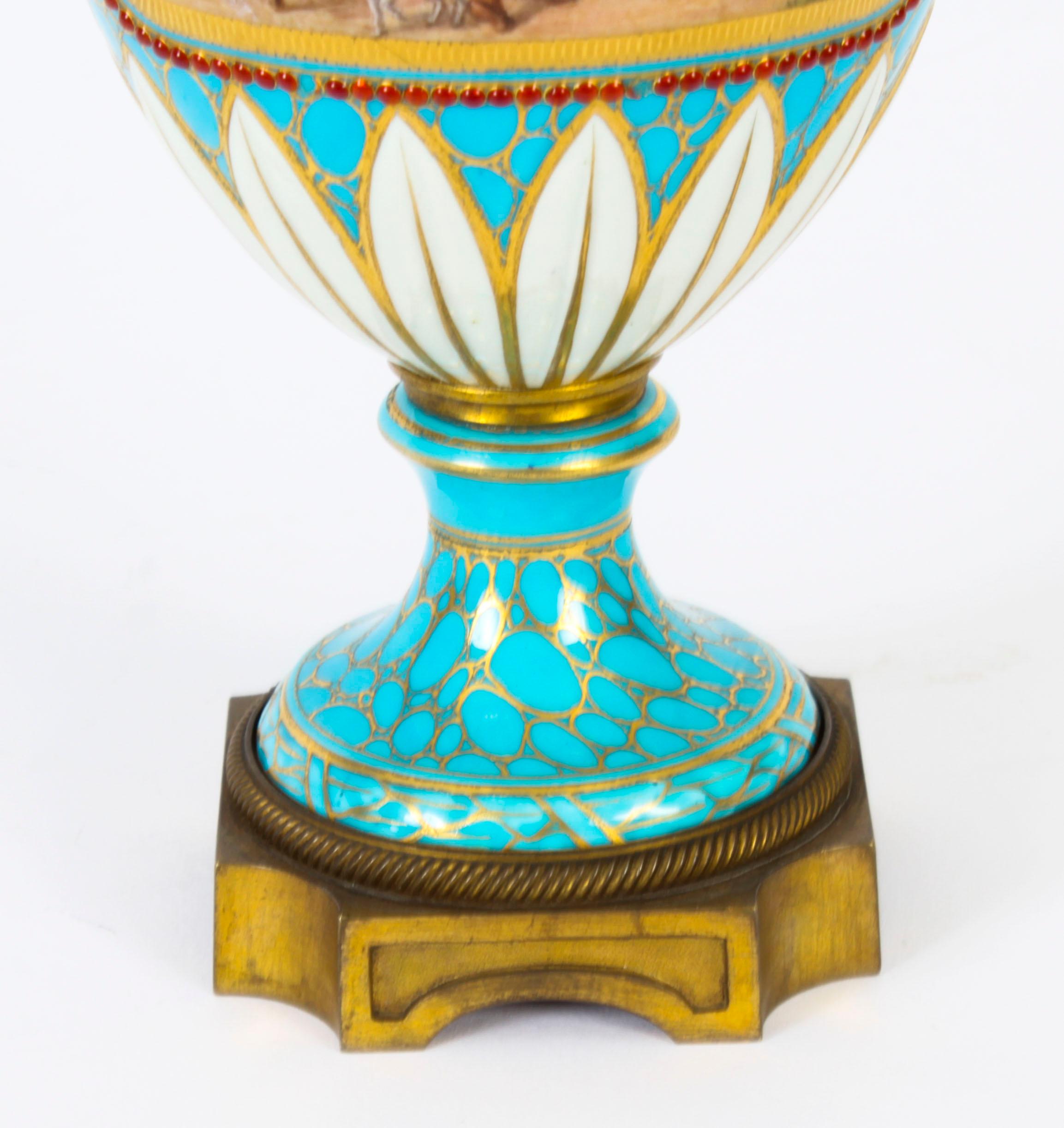 Antigua Pareja de Urnas Francesas de Porcelana Bleu Celeste Siglo XIX en venta 12
