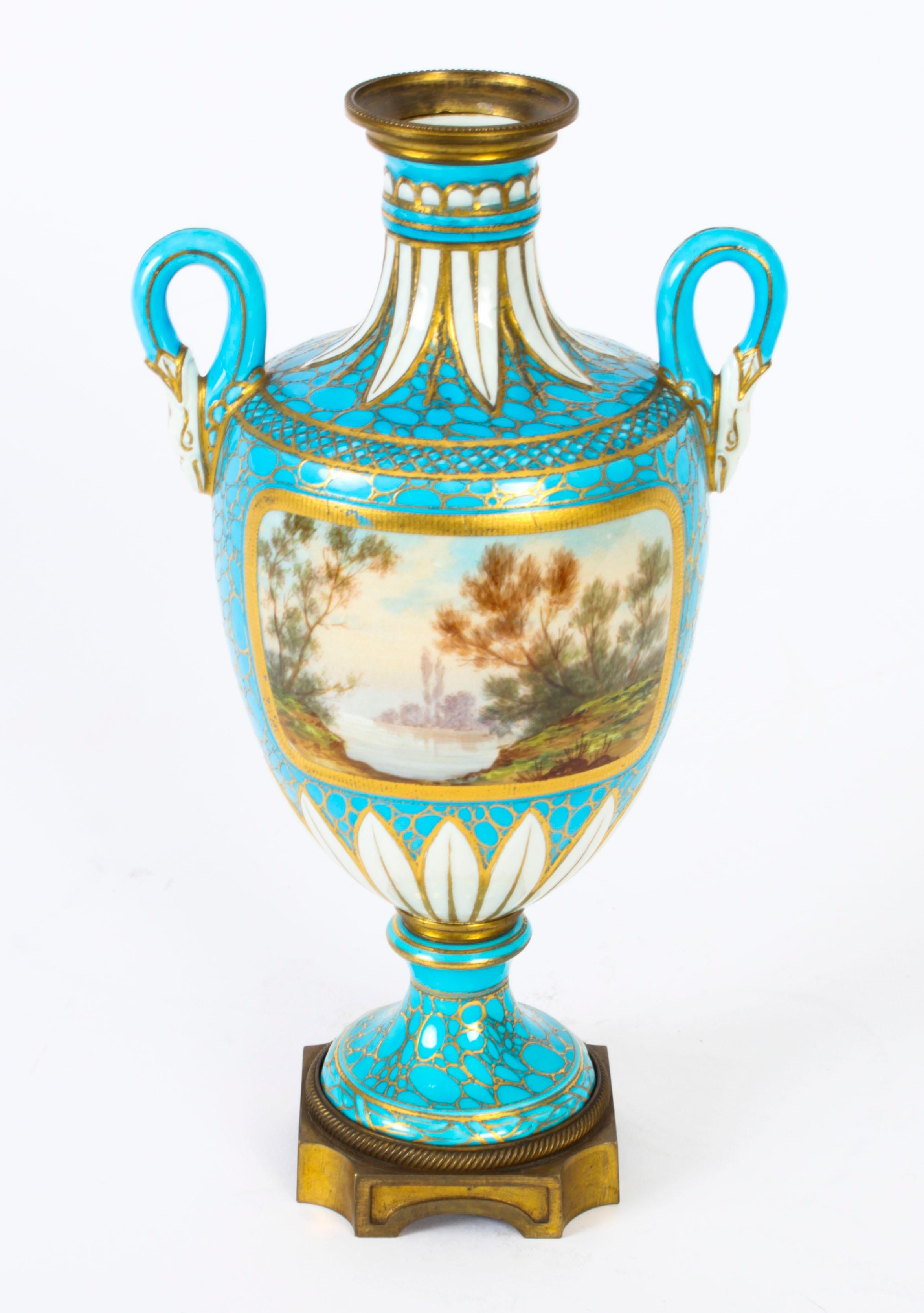 Antigua Pareja de Urnas Francesas de Porcelana Bleu Celeste Siglo XIX en venta 14