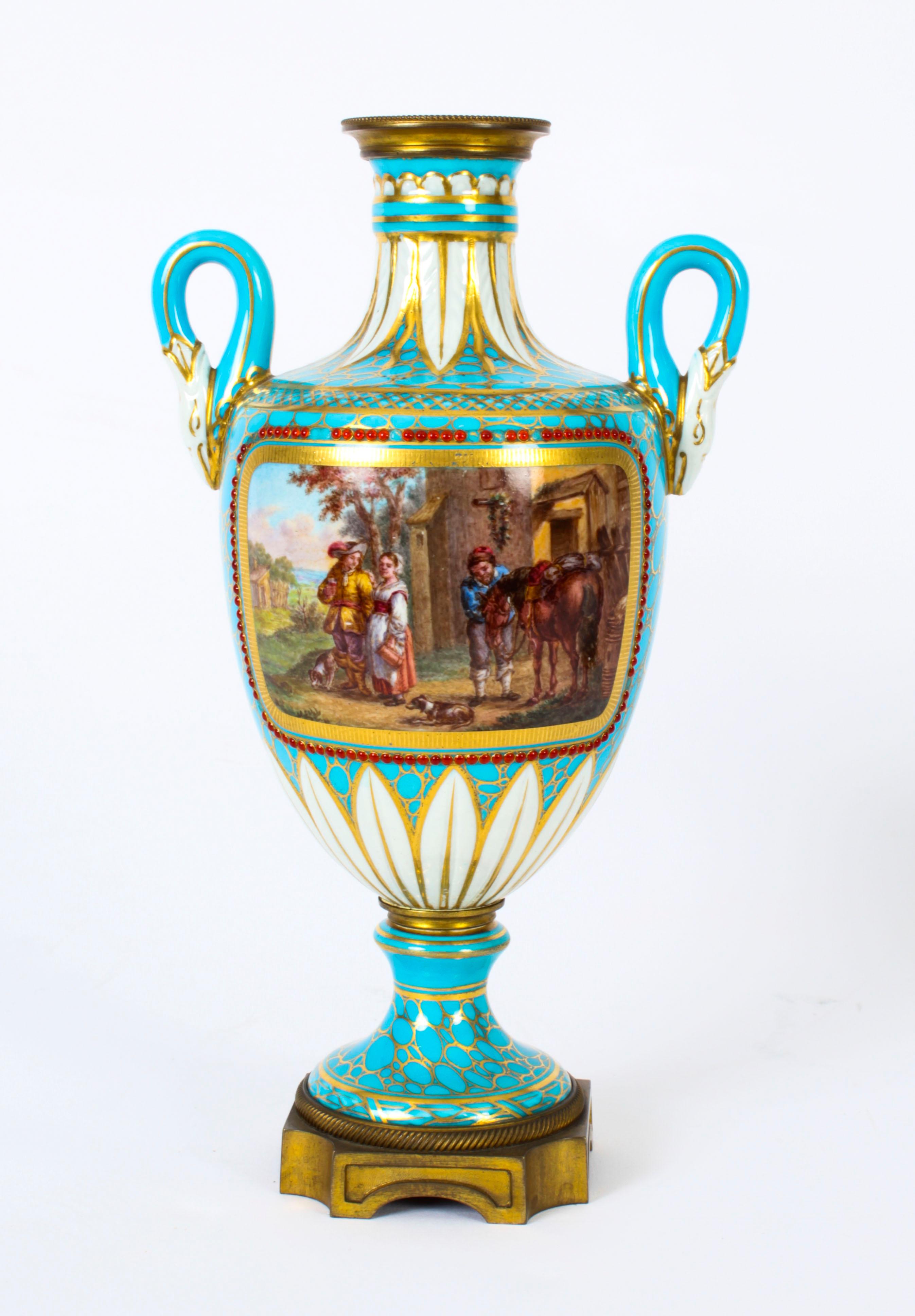 Dies ist eine feine und seltene antike Paar Französisch Porzellan Ormolu montiert Doppelgriff Urnen in der Sevres-Art, aus der Zeit um 1860.
 
Die dekorativen Vasen mit zwei Henkeln sind auf der einen Seite mit hochwertigen handgemalten Tafeln mit