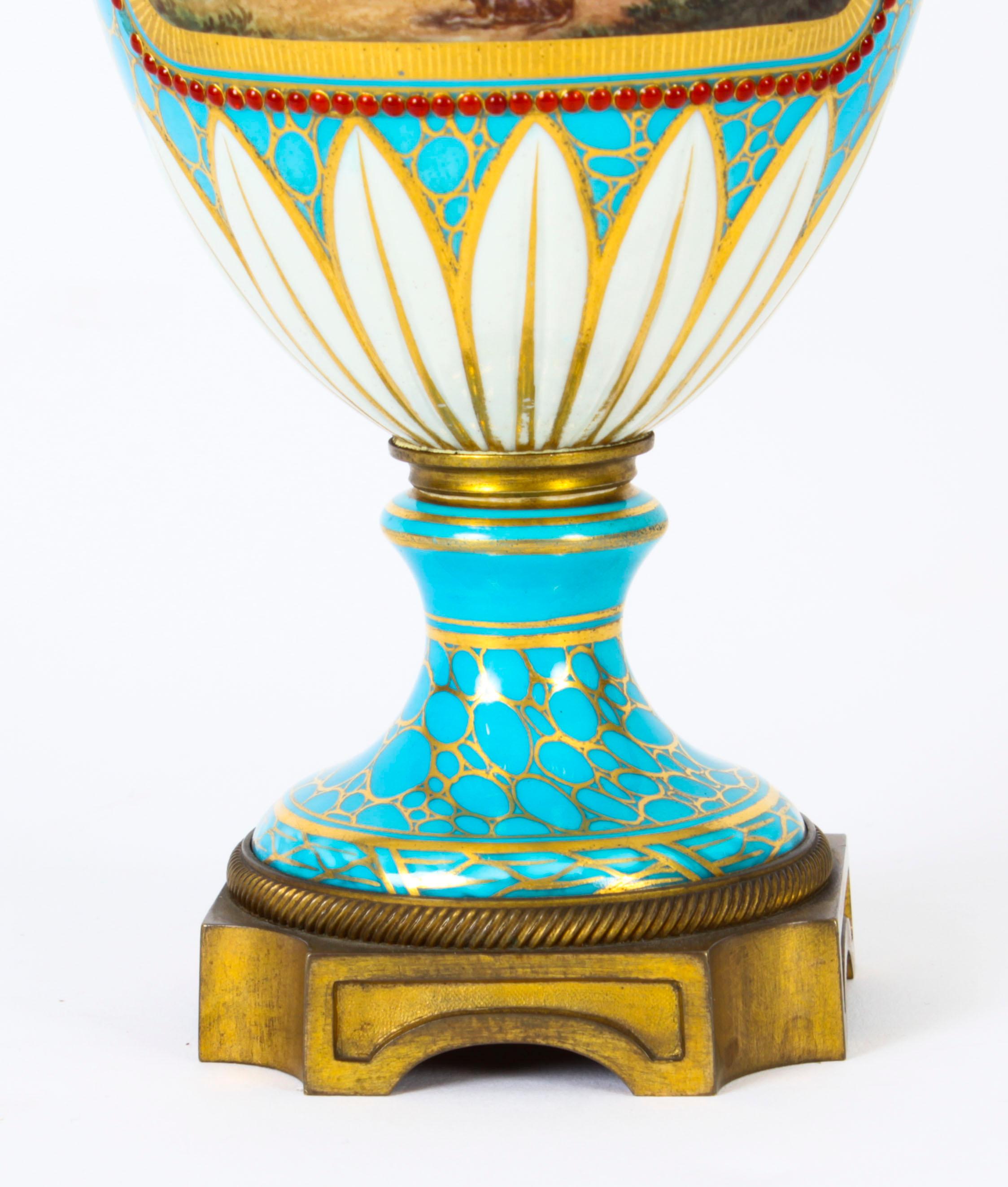 Milieu du XIXe siècle Paire d'urnes françaises anciennes en porcelaine bleu céleste du 19ème siècle en vente