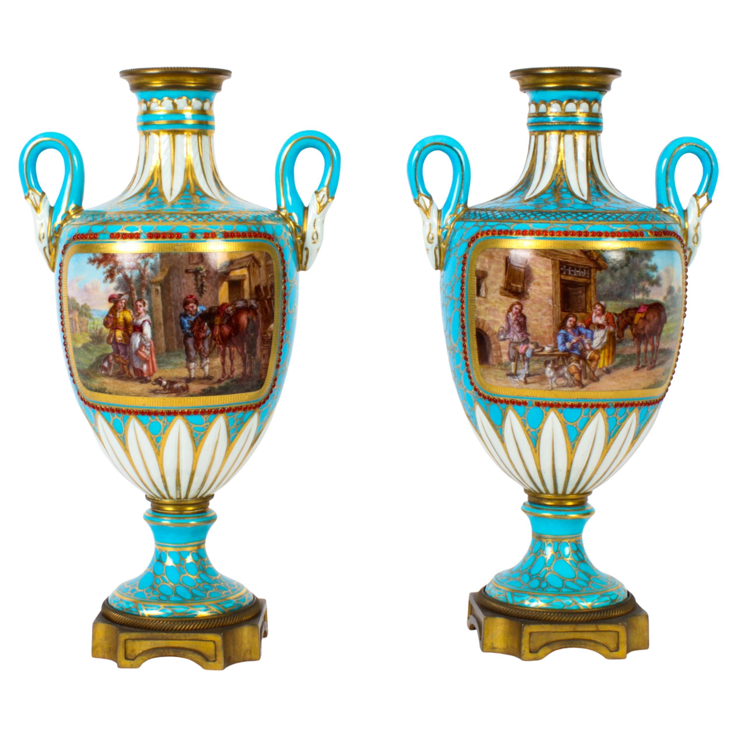 Paire d'urnes françaises anciennes en porcelaine bleu céleste du 19ème siècle