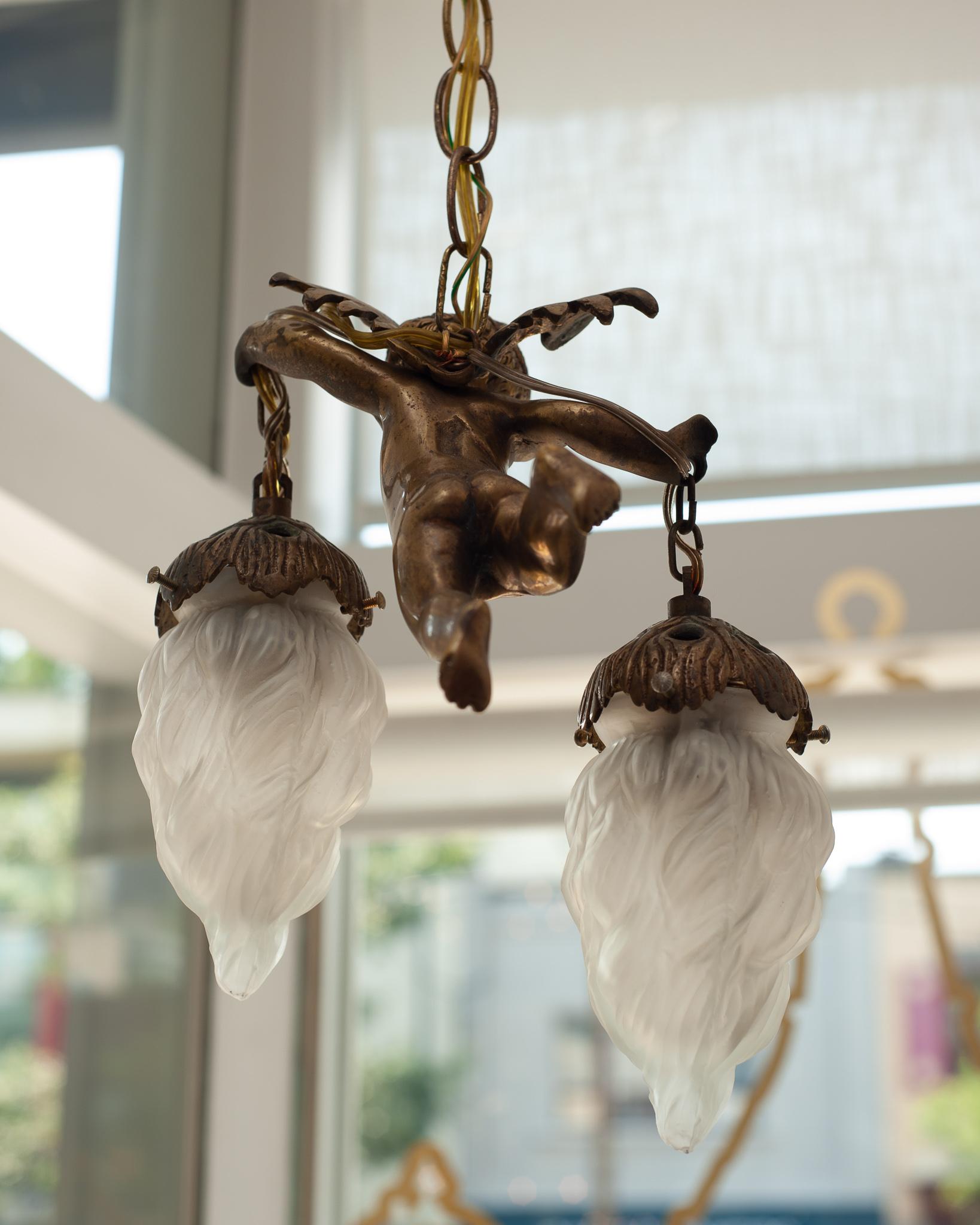Dépoli Paire de lampes à suspension anciennes en forme de chérubin en bronze doré et verre, France en vente