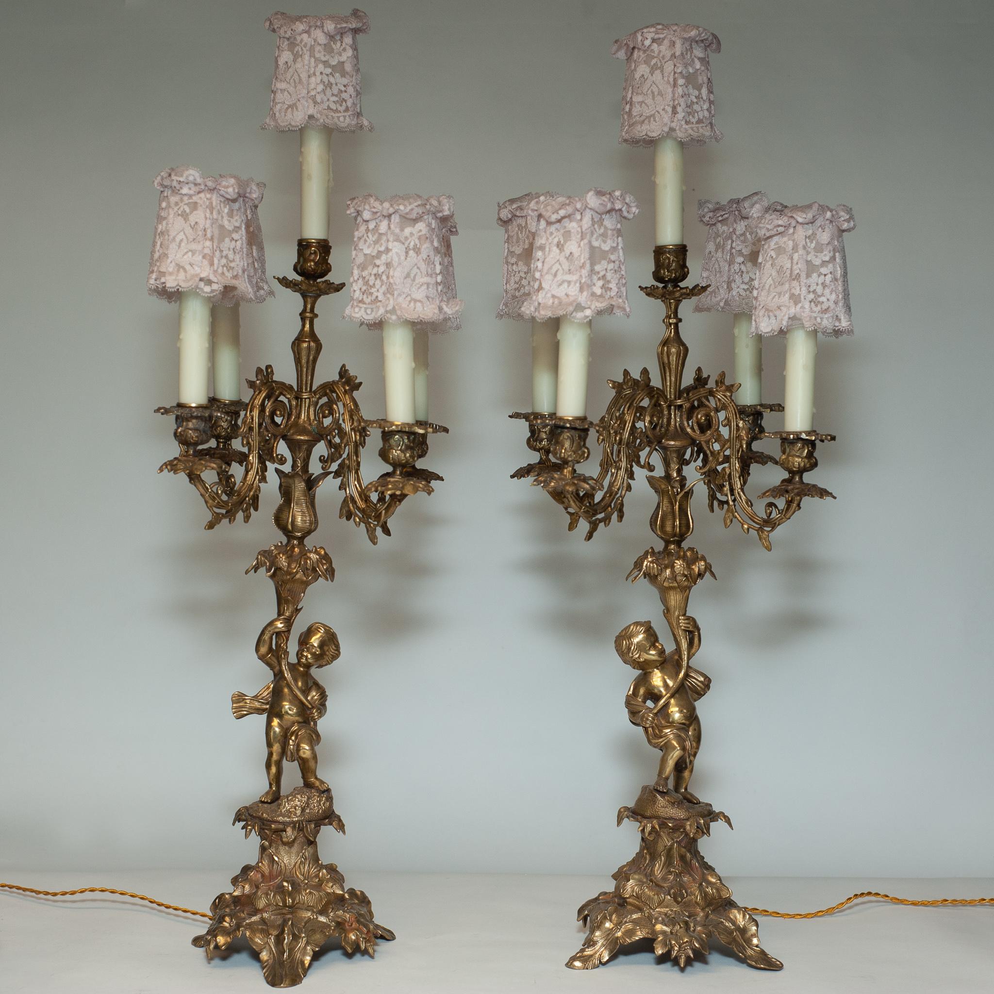 Une belle et grande paire de lampes à 5 bougies en bronze ancien, avec des abat-jours en soie rose faits à la main. Nouvellement recâblé.