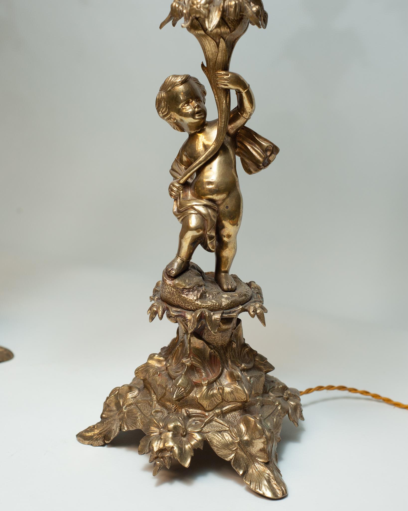 Paire de lampes françaises anciennes en bronze avec abat-jour en dentelle rose faits à la main Bon état - En vente à Toronto, ON