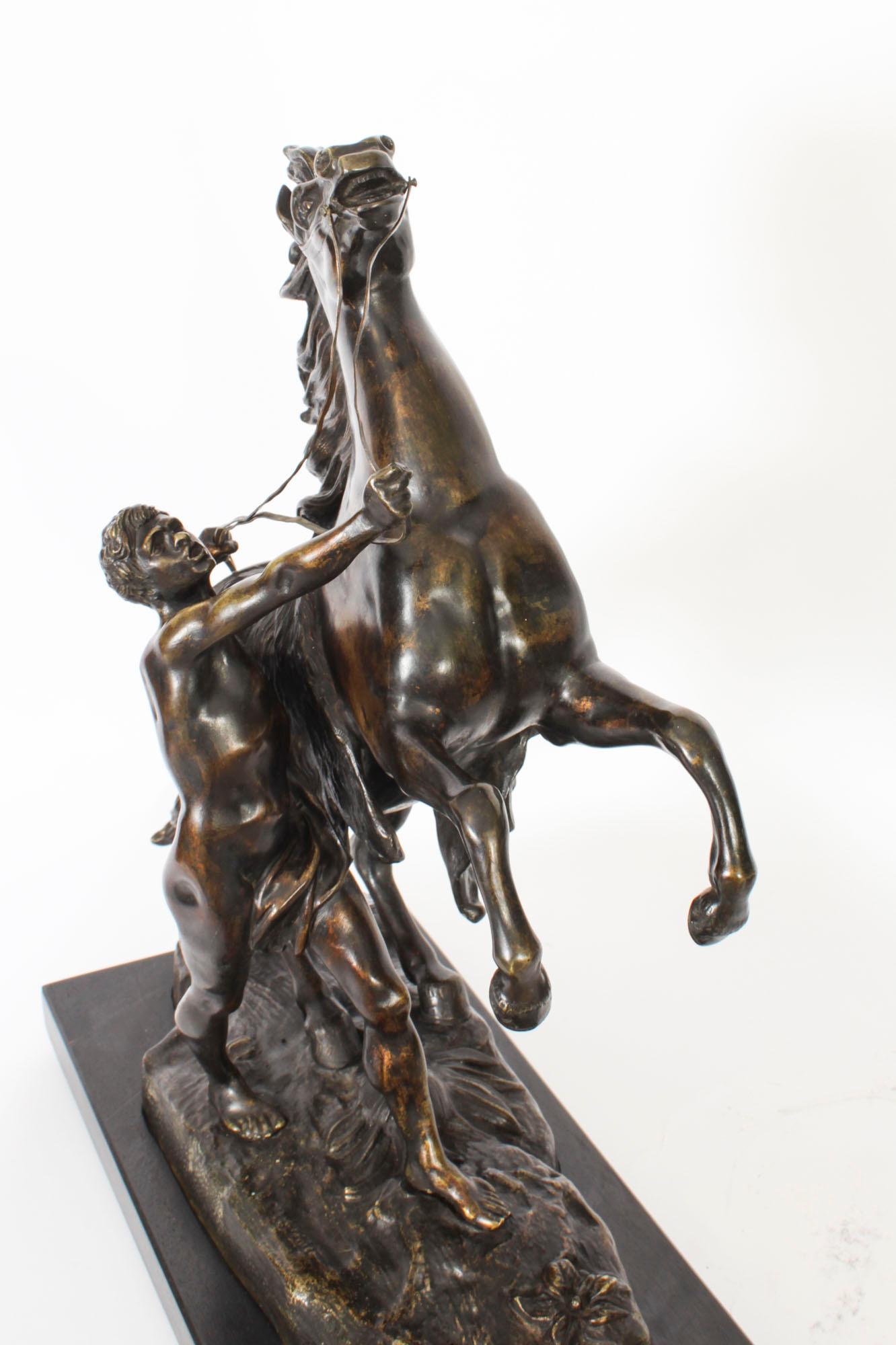 Antikes Paar französischer Bronzeskulpturen von Marly-Pferden aus dem 19. Jahrhundert von Cousteau im Zustand „Gut“ im Angebot in London, GB