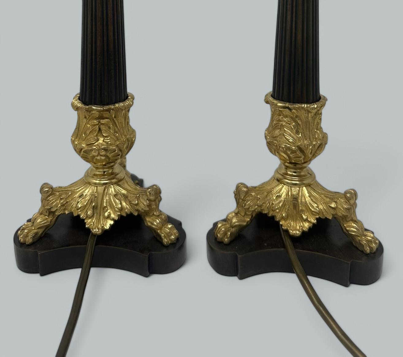 Paire de chandeliers anciens en bronze doré, néoclassique et doré à l'or fin en vente 3