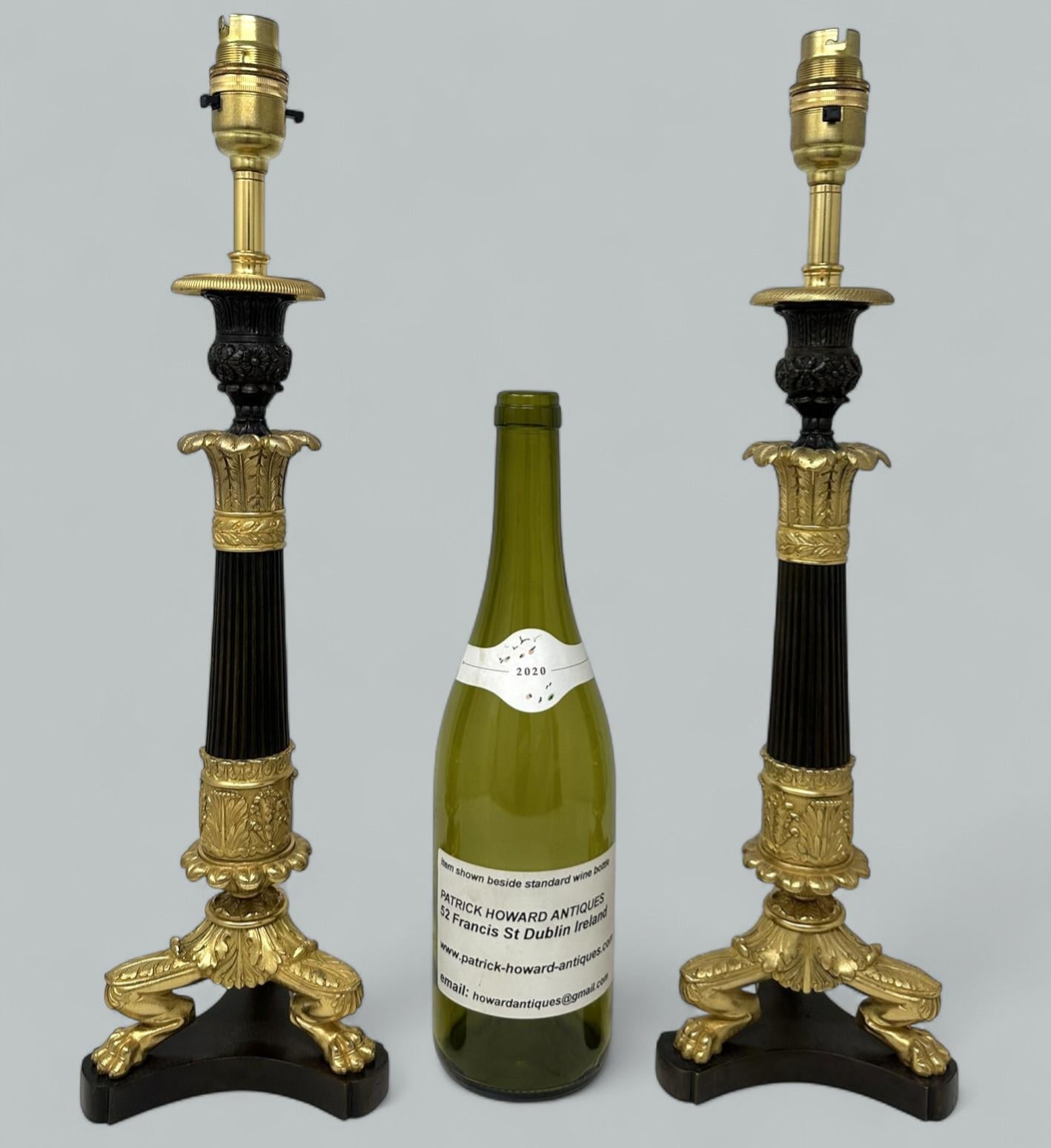 Antique French Pair of Doré Bronze Neoclassical Ormolu Gilt Candlesticks Lamps (Coppia di candelieri dorati francesi) in vendita 3