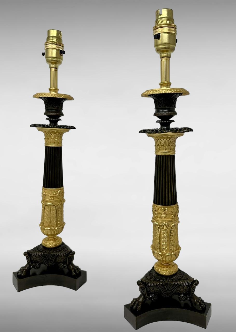 Exceptionnelle paire de chandeliers à une seule lumière en bronze patiné et bronze doré du début de l'époque victorienne, de forme élancée et de proportions assez larges, maintenant convertis en une étonnante paire de lampes de table électriques de