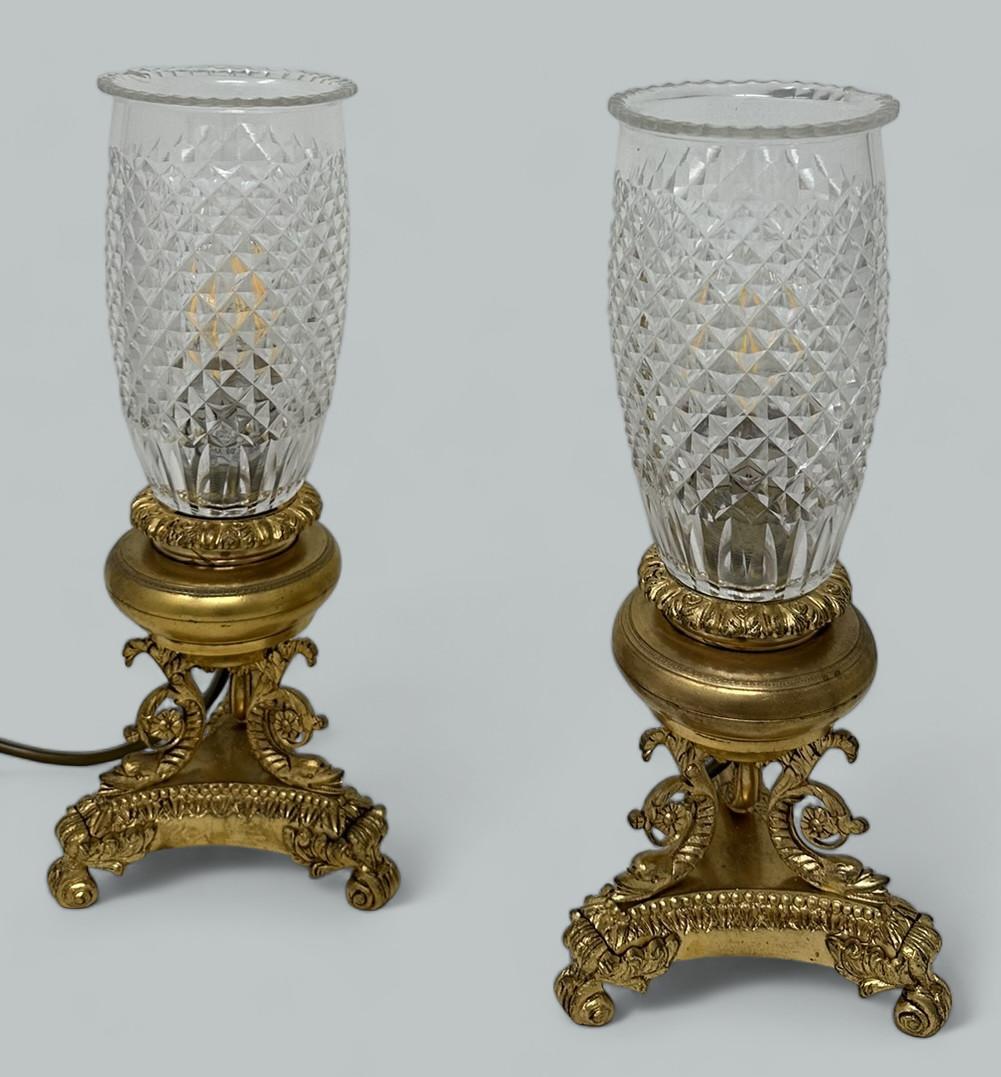 Paire de lampes électriques de table ou de manteau en bronze doré patiné, d'origine française, d'un style exceptionnel. Le câblage électrique a été refait par des professionnels, au milieu du XIXe siècle. 

Superbement formées sur des supports de