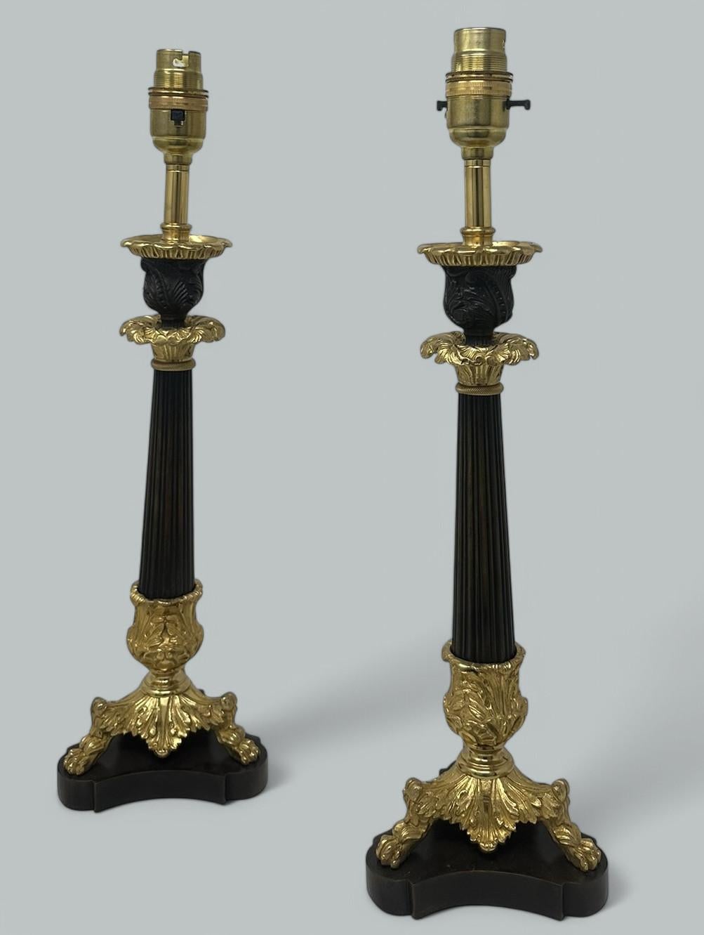 Exceptionnelle paire de chandeliers en bronze patiné et bronze doré du début de l'époque victorienne, de forme élancée et de proportions relativement standard, maintenant convertis en une étonnante paire de lampes de table électriques, offertes dans