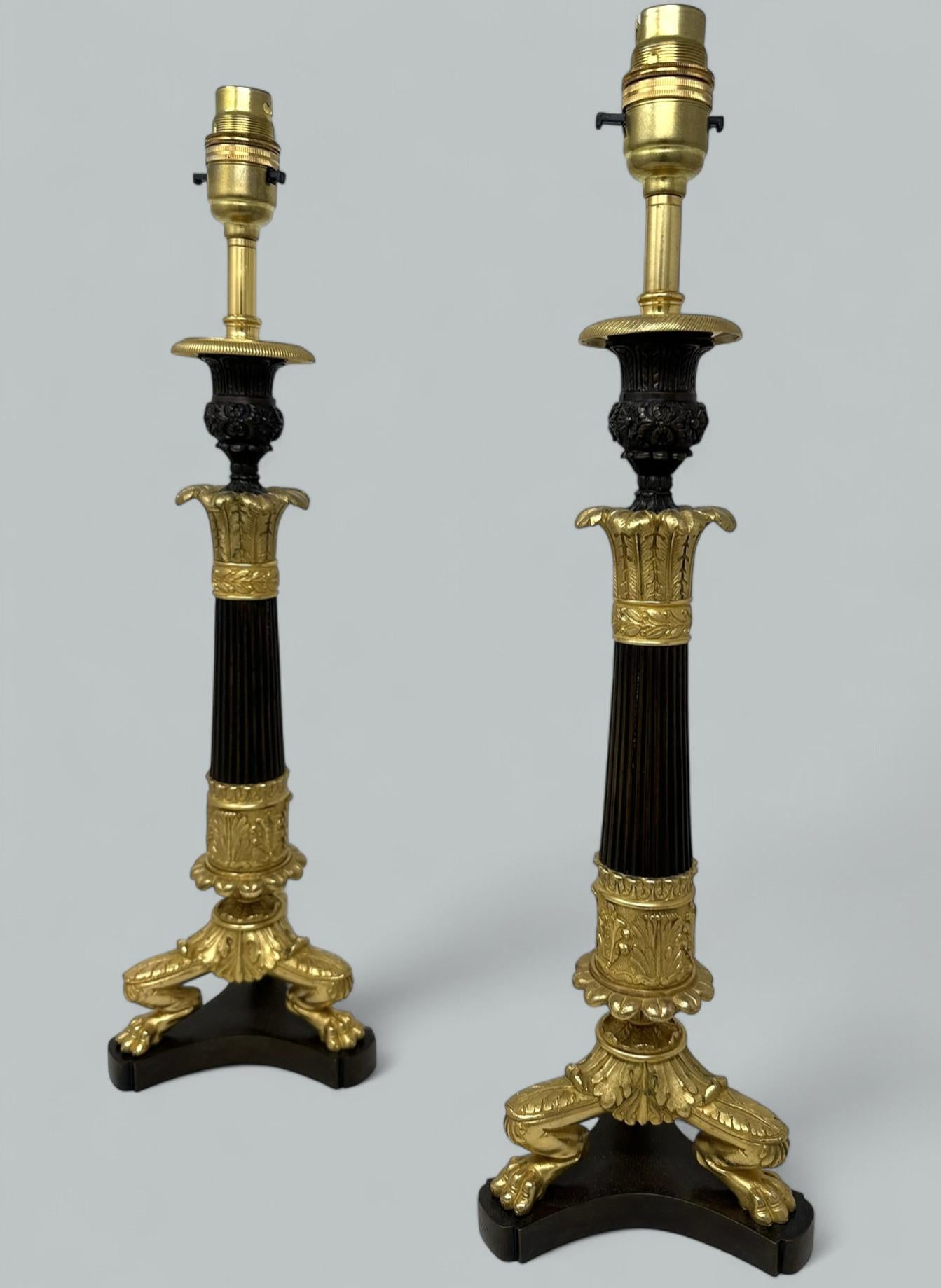 

Un'eccezionale coppia di candelabri francesi a luce singola in ormolu e bronzo patinato del primo periodo vittoriano, di forma alta e slanciata e di proporzioni piuttosto grandi, ora trasformati in una splendida coppia di lampade elettriche da