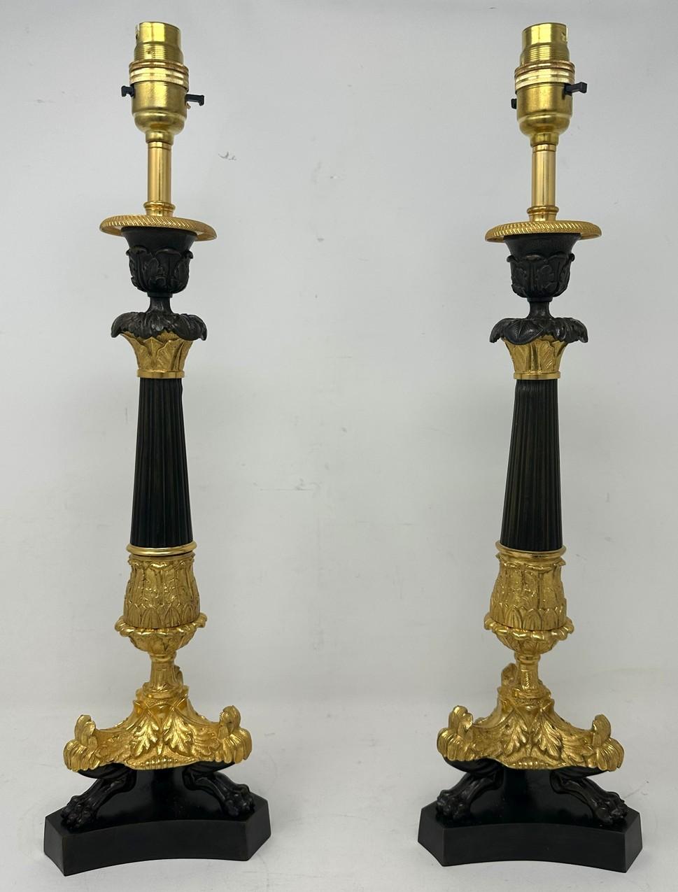 Début de l'époque victorienne Paire de chandeliers anciens en bronze doré, néoclassique et doré à l'or fin  en vente