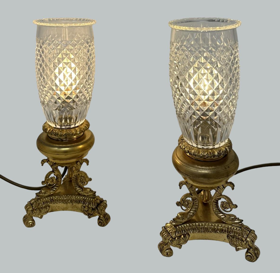 Français Paire de chandeliers anciens en bronze doré, néoclassique et doré à l'or fin en vente