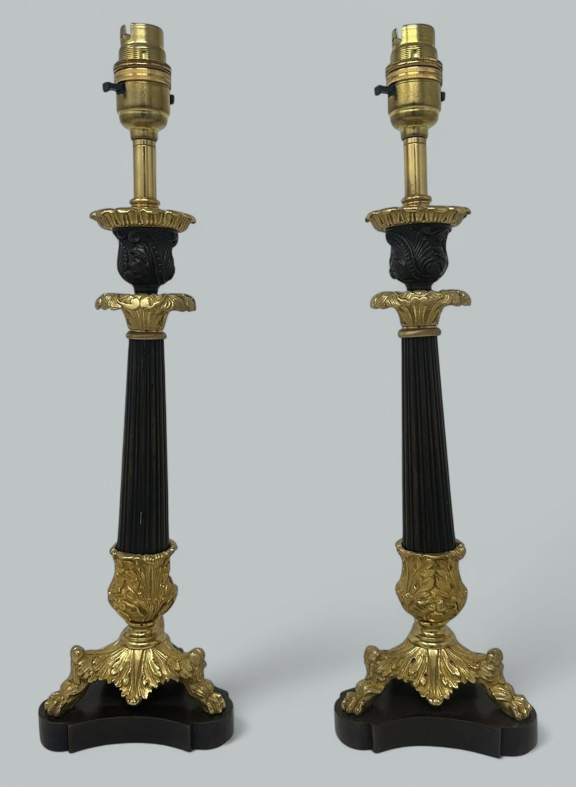 Français Paire de chandeliers anciens en bronze doré, néoclassique et doré à l'or fin en vente