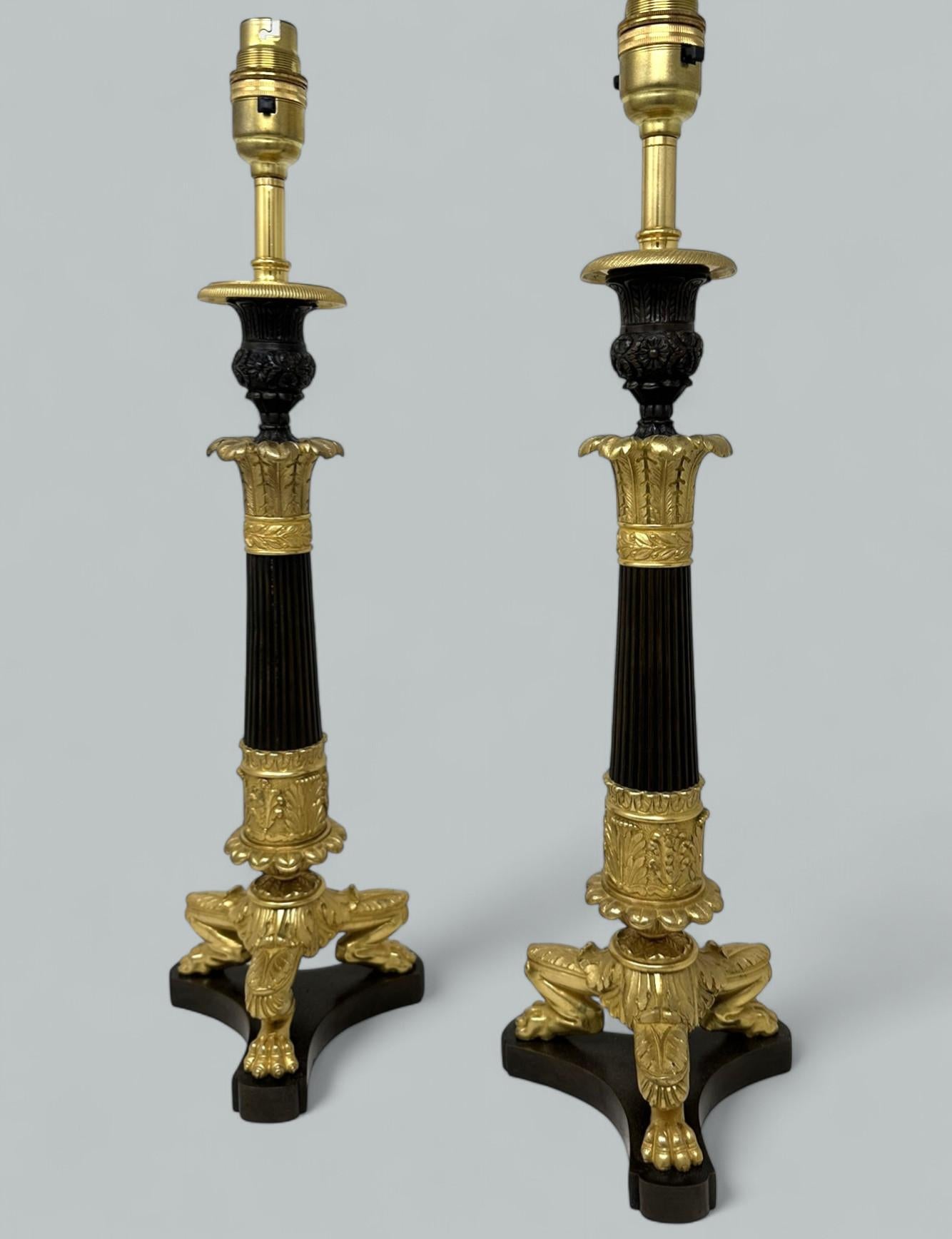 Francese Antique French Pair of Doré Bronze Neoclassical Ormolu Gilt Candlesticks Lamps (Coppia di candelieri dorati francesi) in vendita