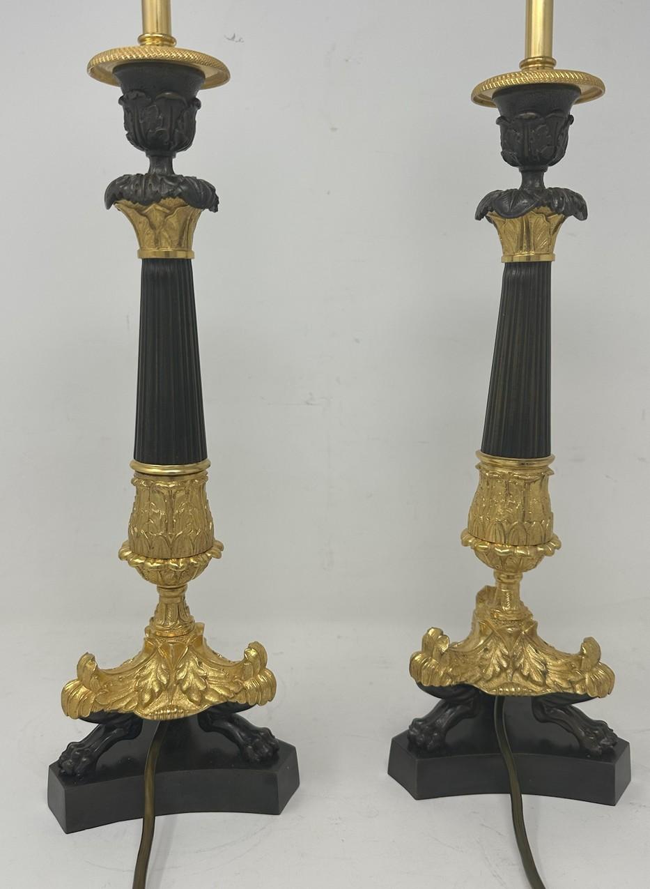 Antik Paar Französisch Doré Bronze Neoklassische Ormolu Vergoldete Leuchter Lampen  (19. Jahrhundert) im Angebot