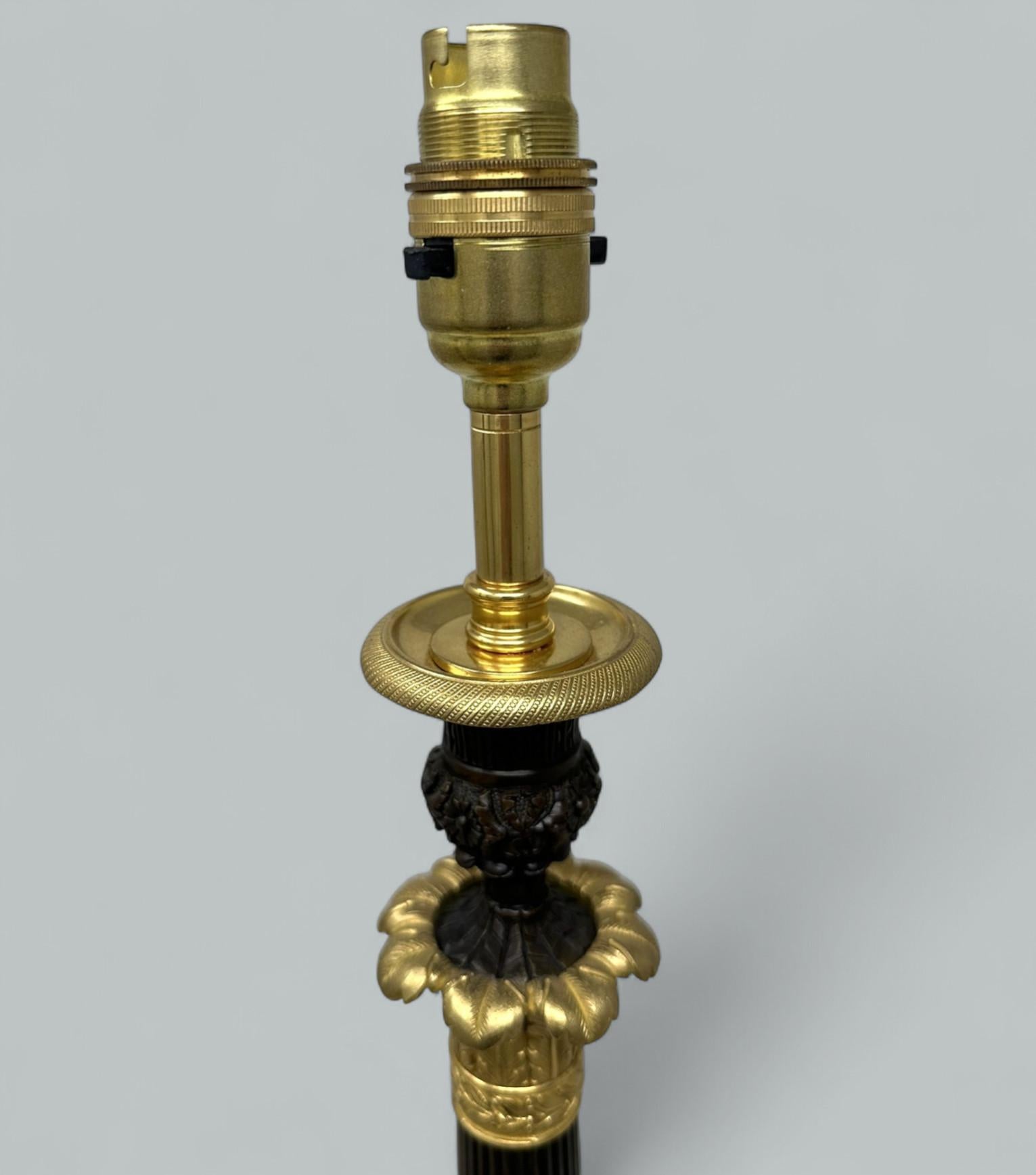 Antique French Pair of Doré Bronze Neoclassical Ormolu Gilt Candlesticks Lamps (Coppia di candelieri dorati francesi) In condizioni buone in vendita a Dublin, Ireland