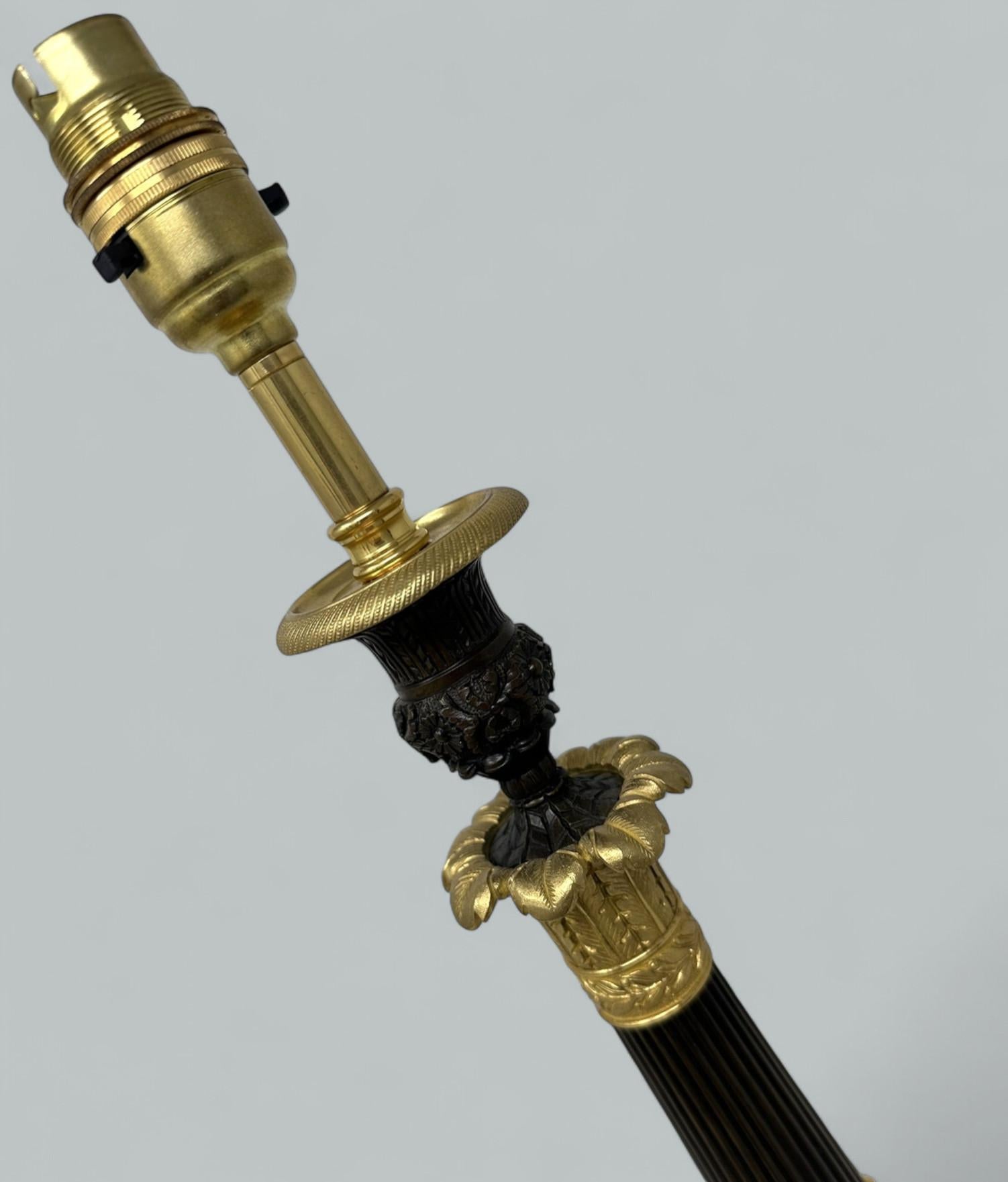 XIX secolo Antique French Pair of Doré Bronze Neoclassical Ormolu Gilt Candlesticks Lamps (Coppia di candelieri dorati francesi) in vendita