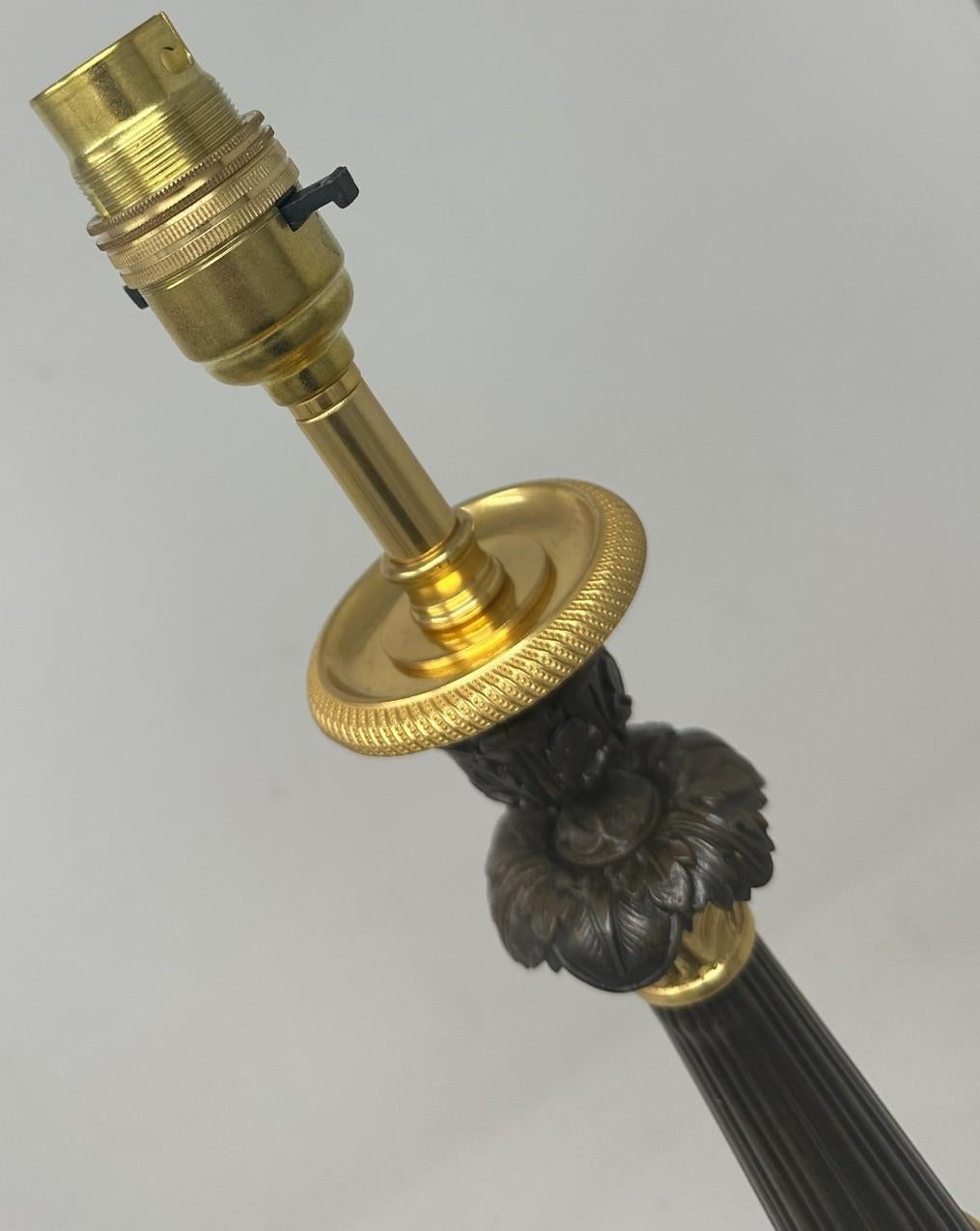 Bronze Paire de chandeliers anciens en bronze doré, néoclassique et doré à l'or fin  en vente