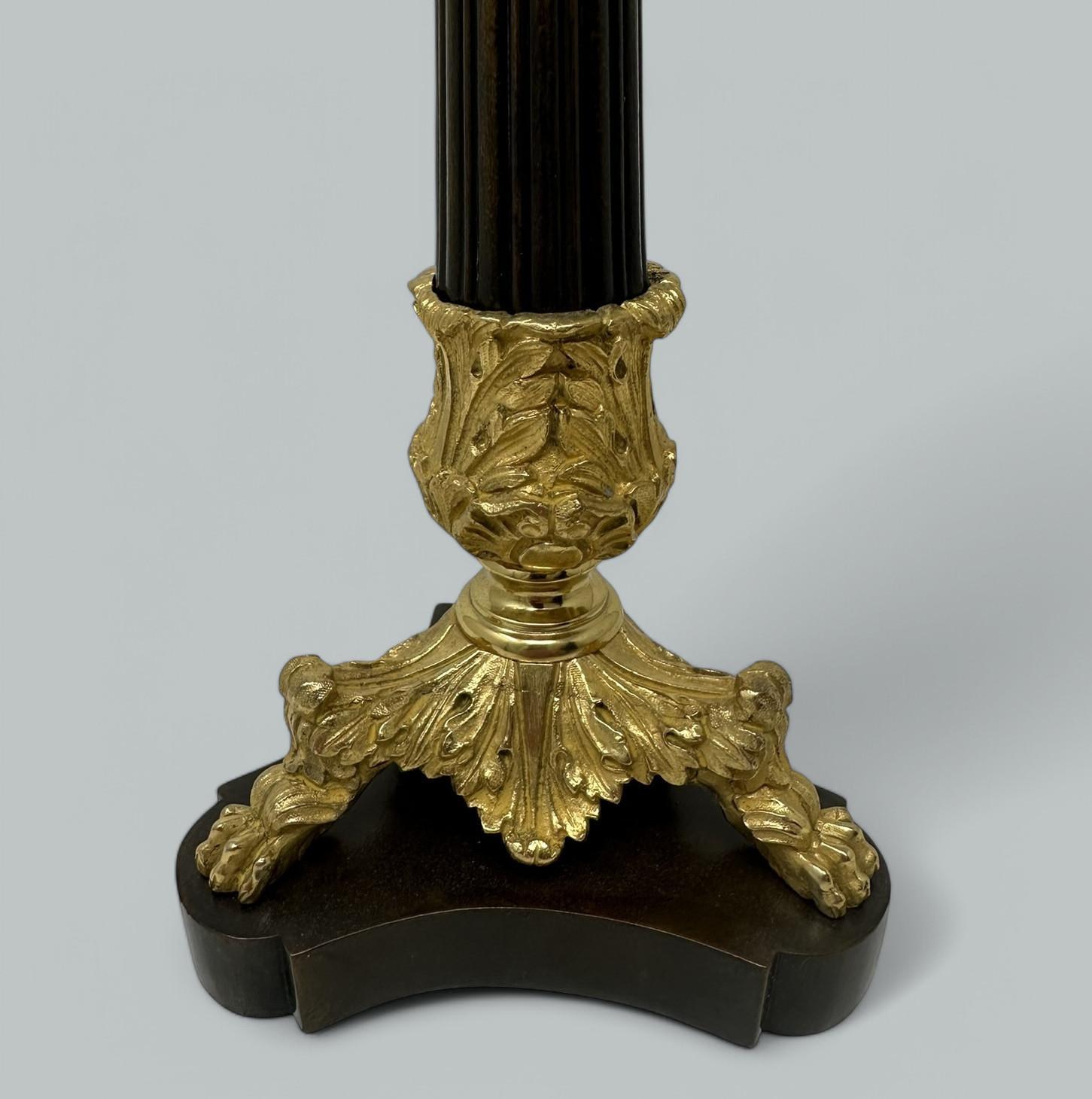 Bronze Paire de chandeliers anciens en bronze doré, néoclassique et doré à l'or fin en vente