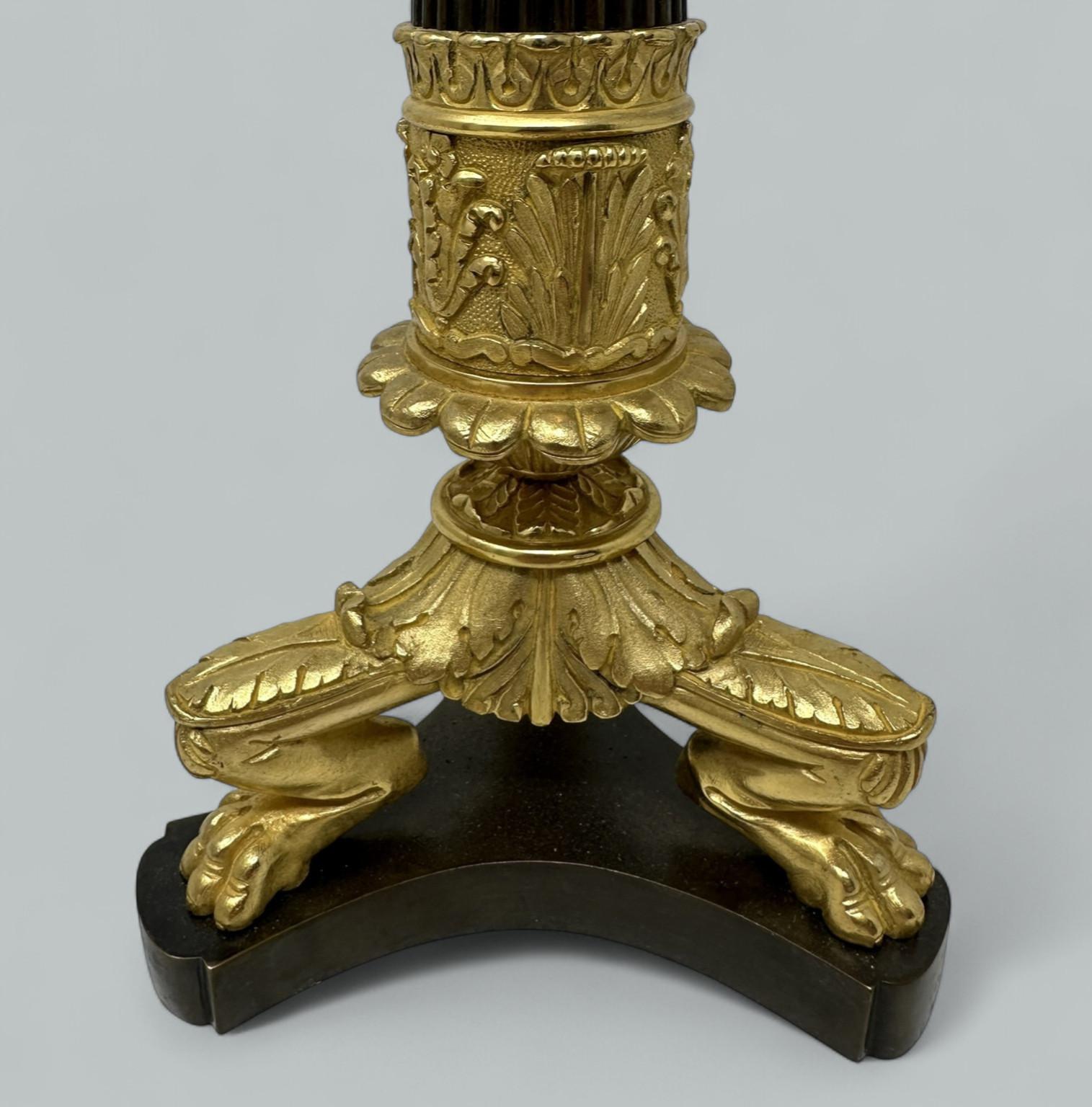 Bronzo Antique French Pair of Doré Bronze Neoclassical Ormolu Gilt Candlesticks Lamps (Coppia di candelieri dorati francesi) in vendita