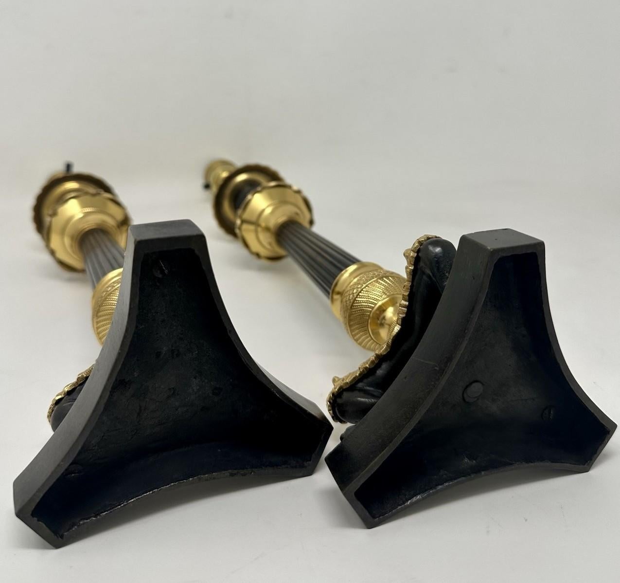 Bronze Paire de chandeliers anciens en bronze doré, néoclassique et doré à l'or fin