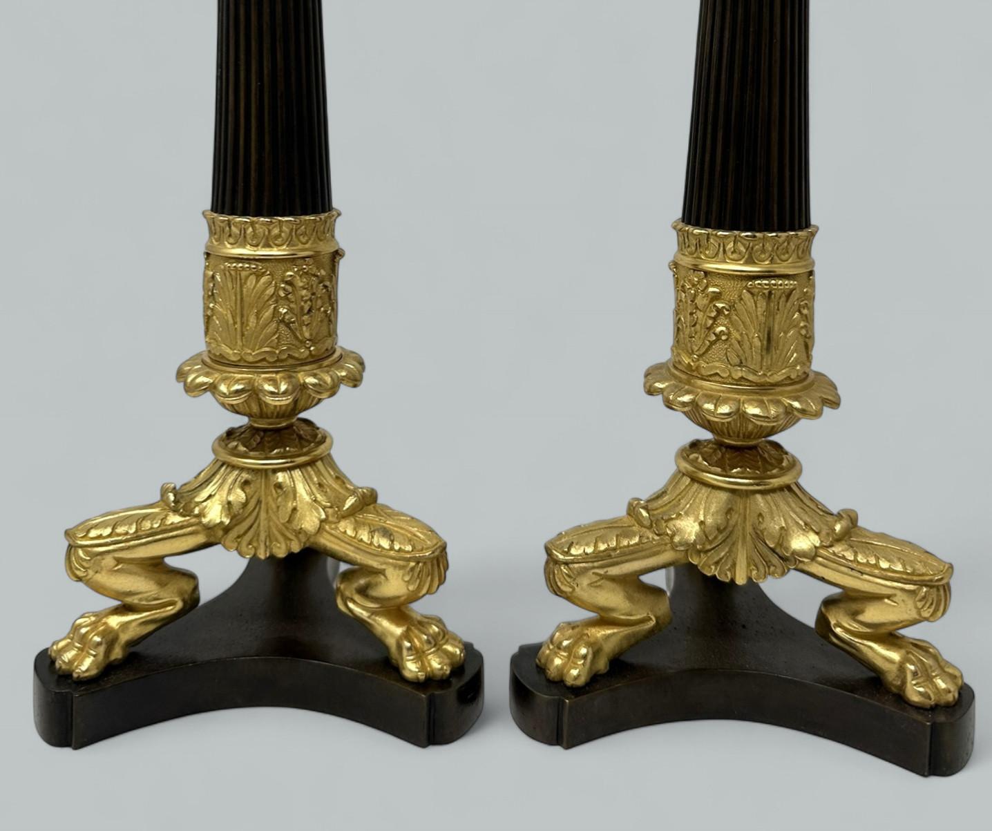 Antique French Pair of Doré Bronze Neoclassical Ormolu Gilt Candlesticks Lamps (Coppia di candelieri dorati francesi) in vendita 2
