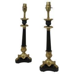 Antique French Pair of Doré Bronze Neoclassical Ormolu Gilt Candlesticks Lamps (Coppia di candelieri dorati francesi)