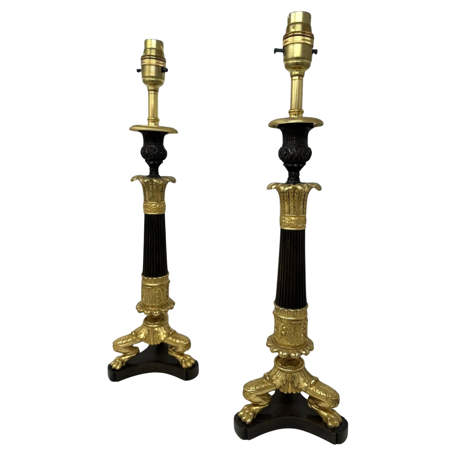 Antique French Pair of Doré Bronze Neoclassical Ormolu Gilt Candlesticks Lamps (Coppia di candelieri dorati francesi) in vendita