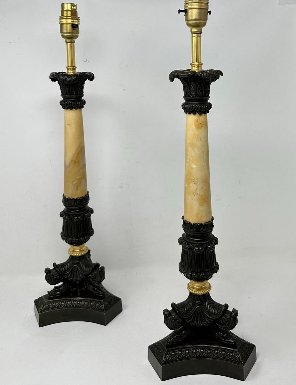 Exceptionnelle paire de chandeliers en bronze patiné et bronze doré du début de l'époque victorienne, aux proportions assez grandes et hautes, maintenant convertis en une étonnante paire de lampes de table électriques, offerte dans un état