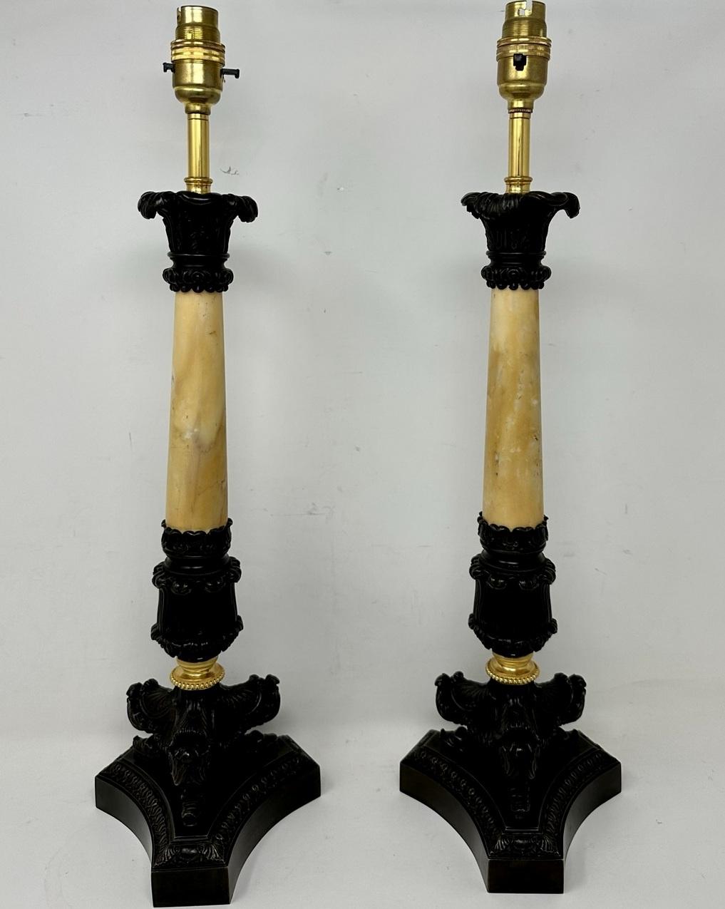 Français Paire d'anciens chandeliers en bronze doré, bronze doré, marbre de sienne, lampes de table en vente