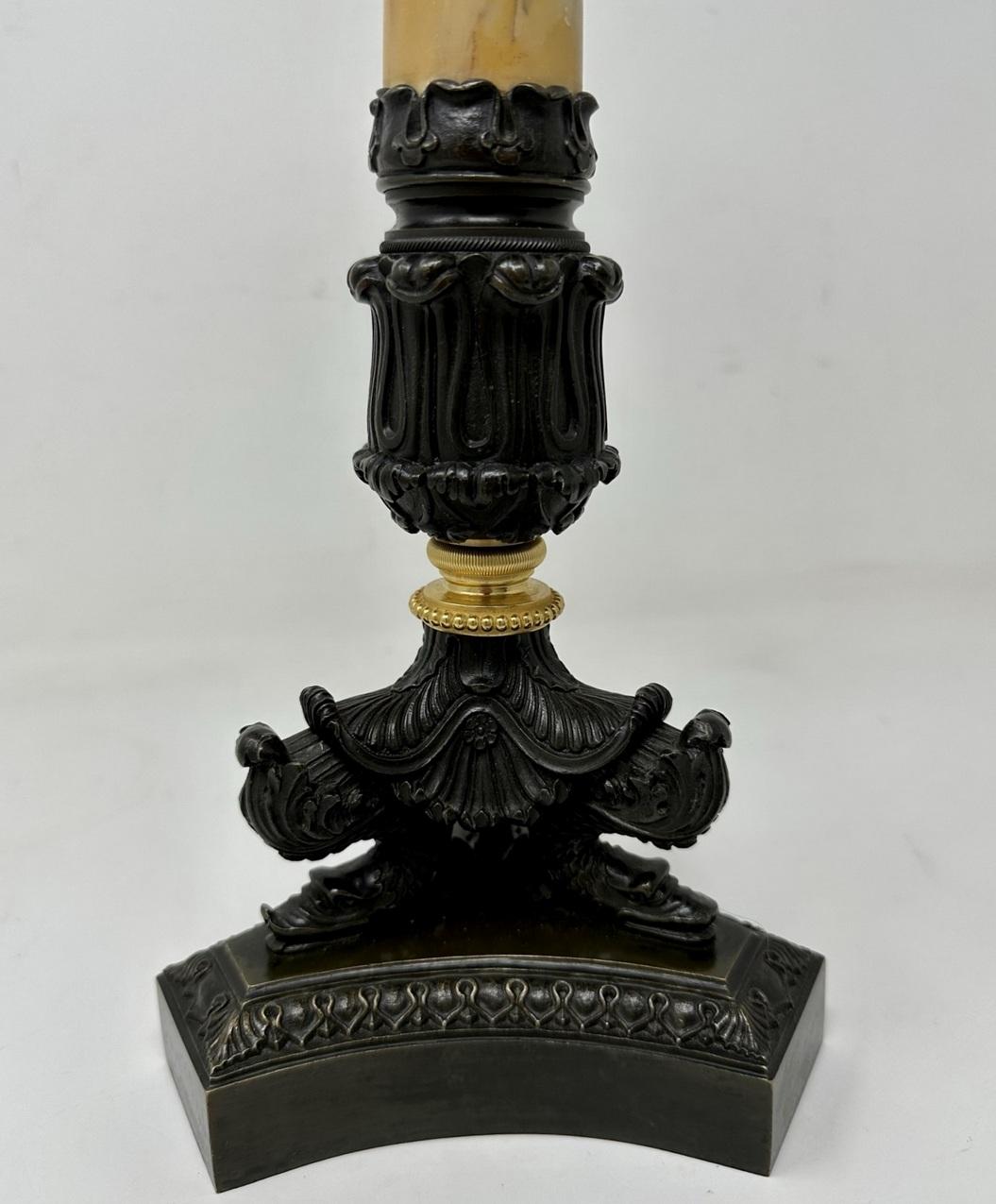XIXe siècle Paire d'anciens chandeliers en bronze doré, bronze doré, marbre de sienne, lampes de table en vente