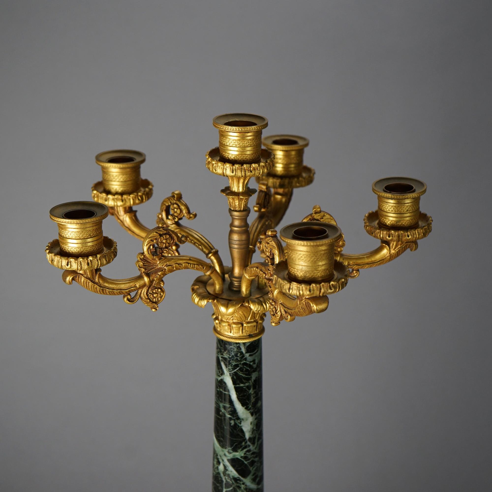 Paar antike französische Empire-Kandelaber aus vergoldeter Bronze und Marmor, 19. Jahrhundert im Angebot 3