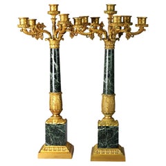 Paire de candélabres anciens de style Empire français en bronze doré et marbre (19ème siècle)