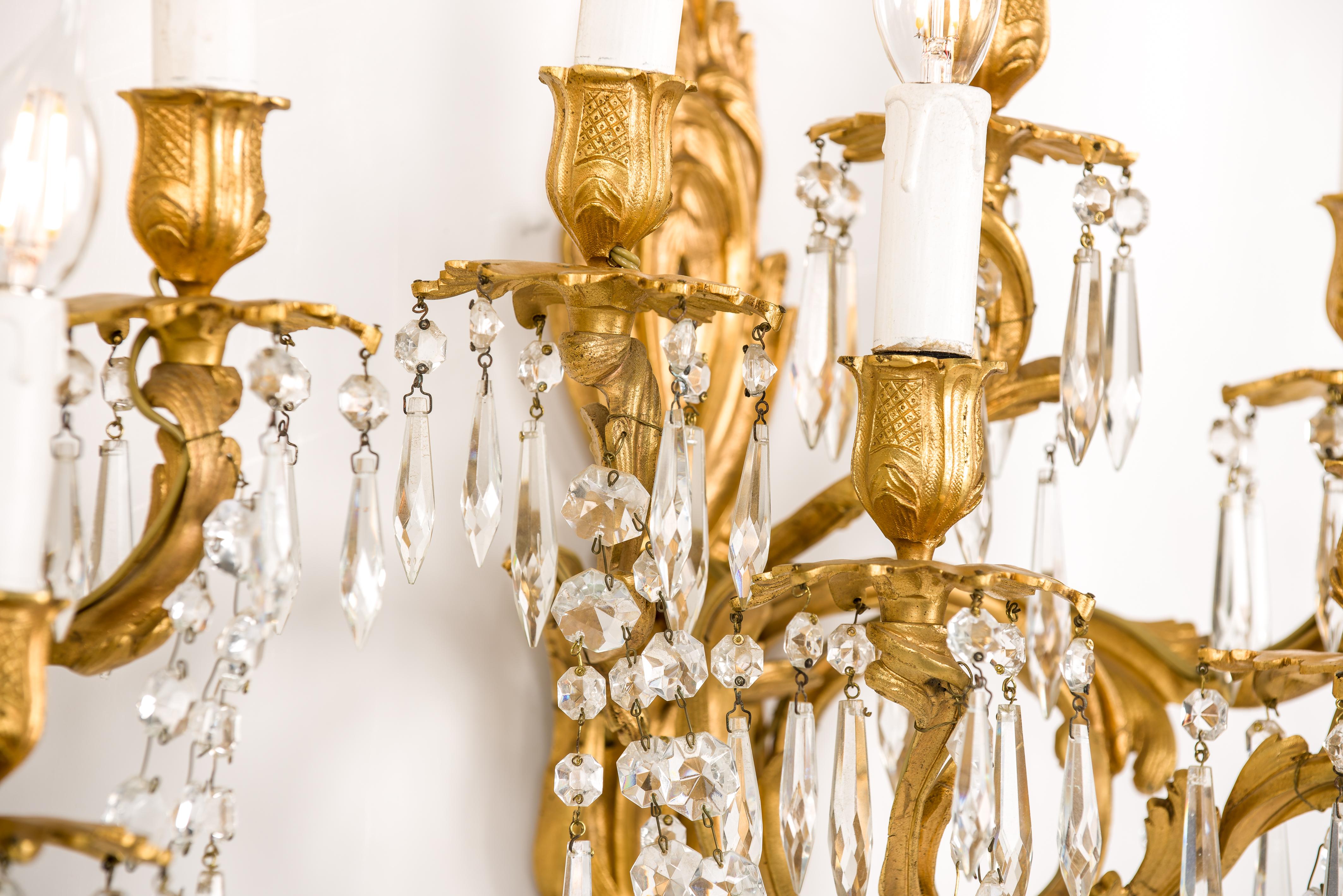 Paire d'anciennes lampes de cheminée françaises en bronze doré et cristal taillé  Appliques Louis XV en vente 2