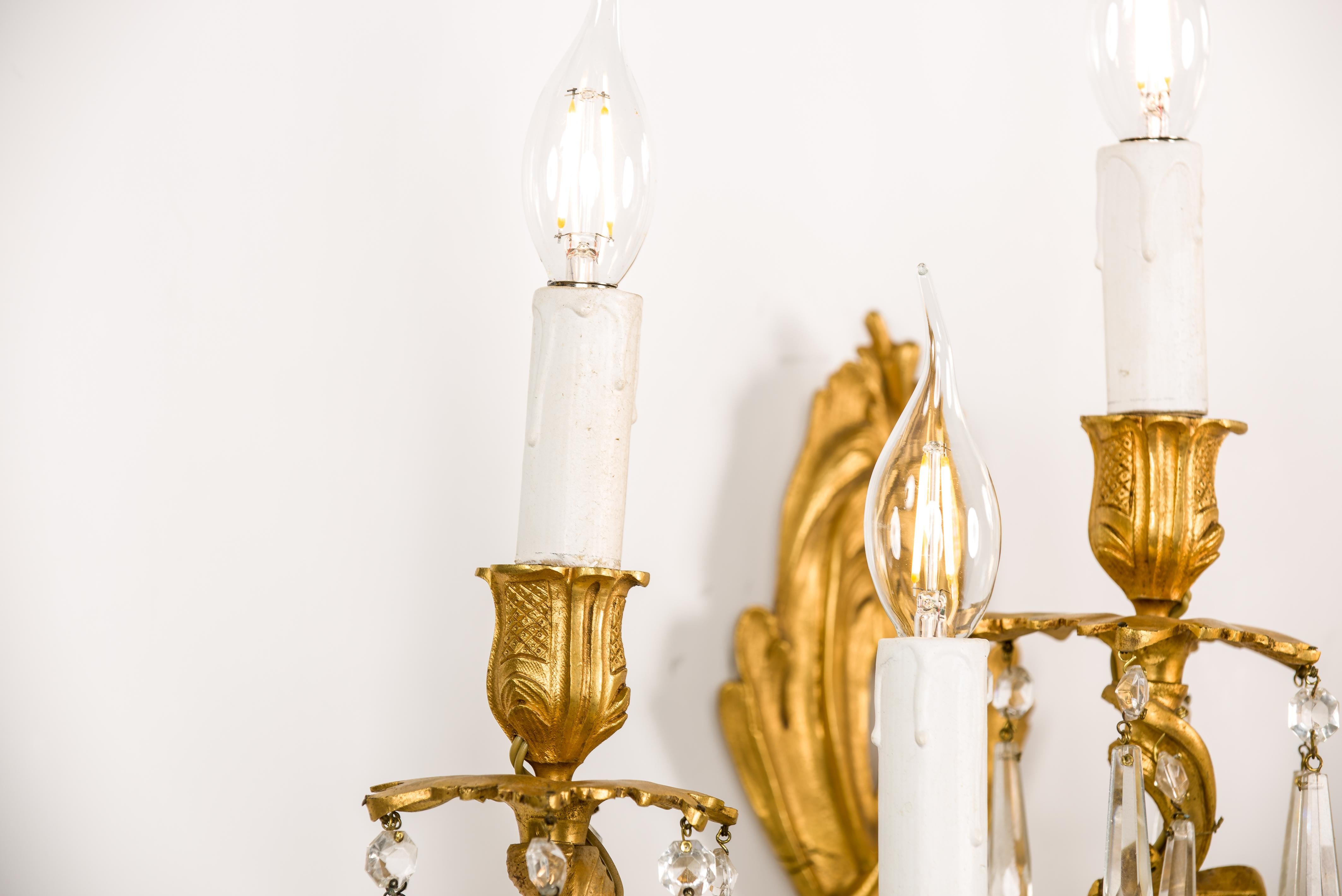 Paire d'anciennes lampes de cheminée françaises en bronze doré et cristal taillé  Appliques Louis XV en vente 4