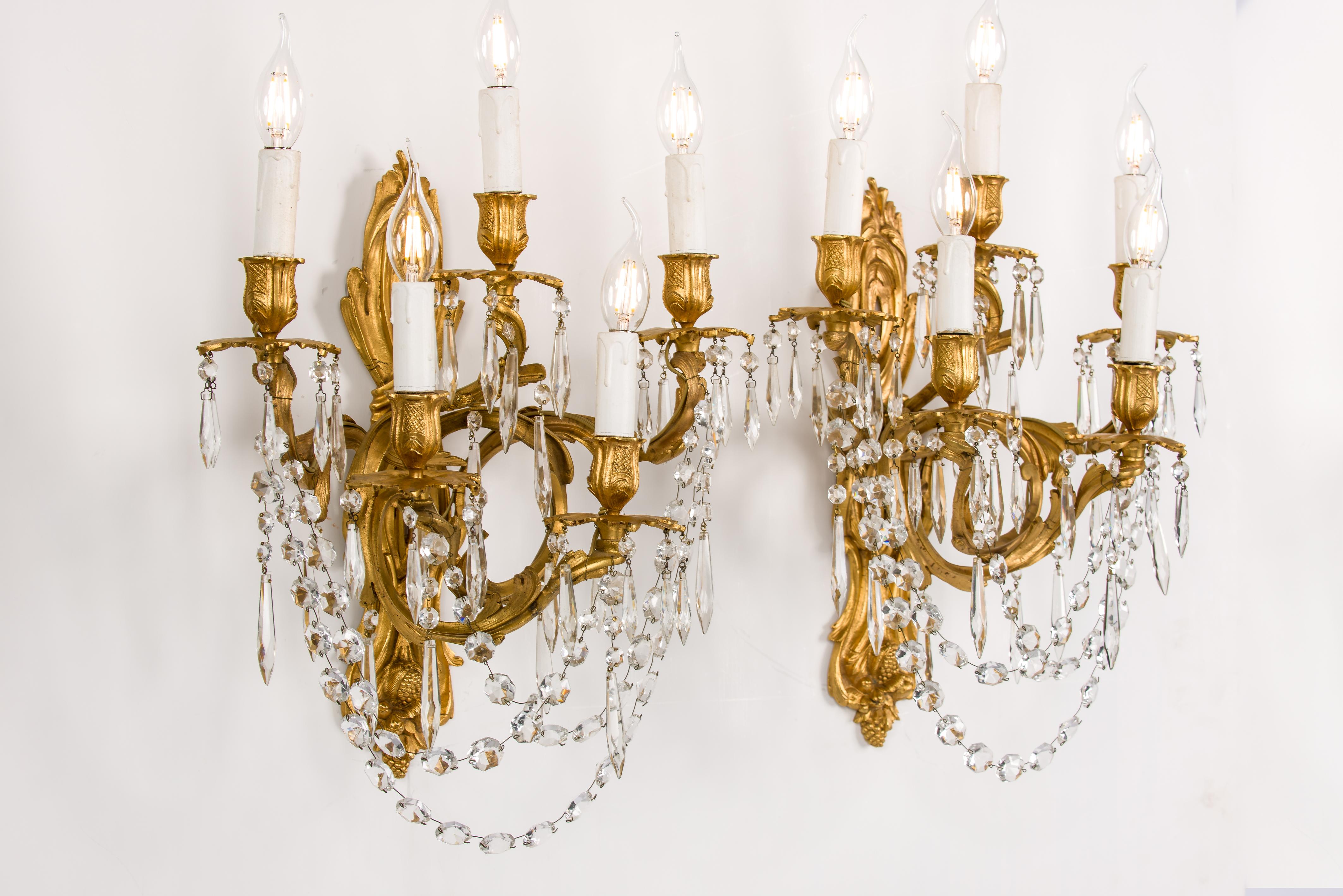 Français Paire d'anciennes lampes de cheminée françaises en bronze doré et cristal taillé  Appliques Louis XV en vente