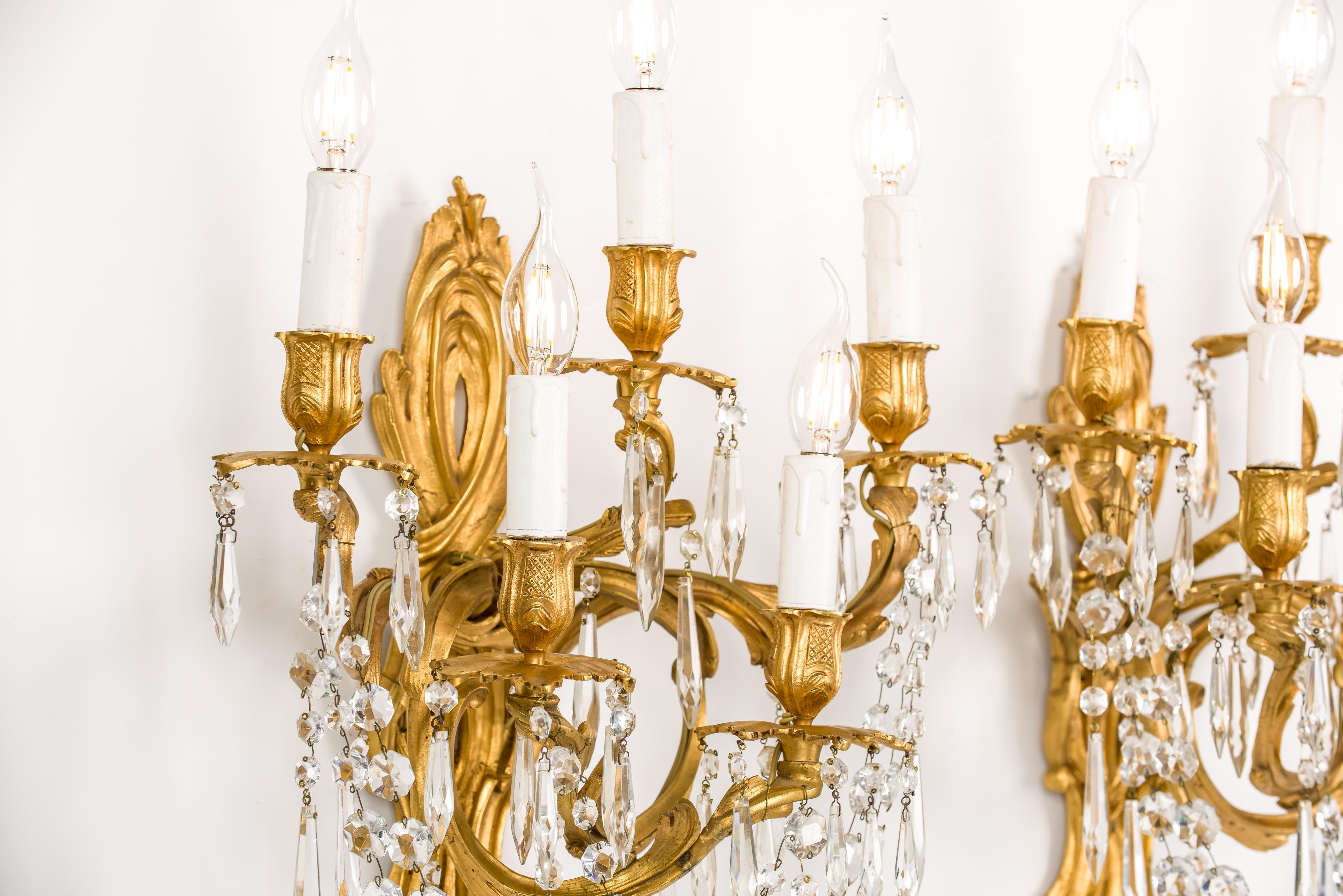 Doré Paire d'anciennes lampes de cheminée françaises en bronze doré et cristal taillé  Appliques Louis XV en vente