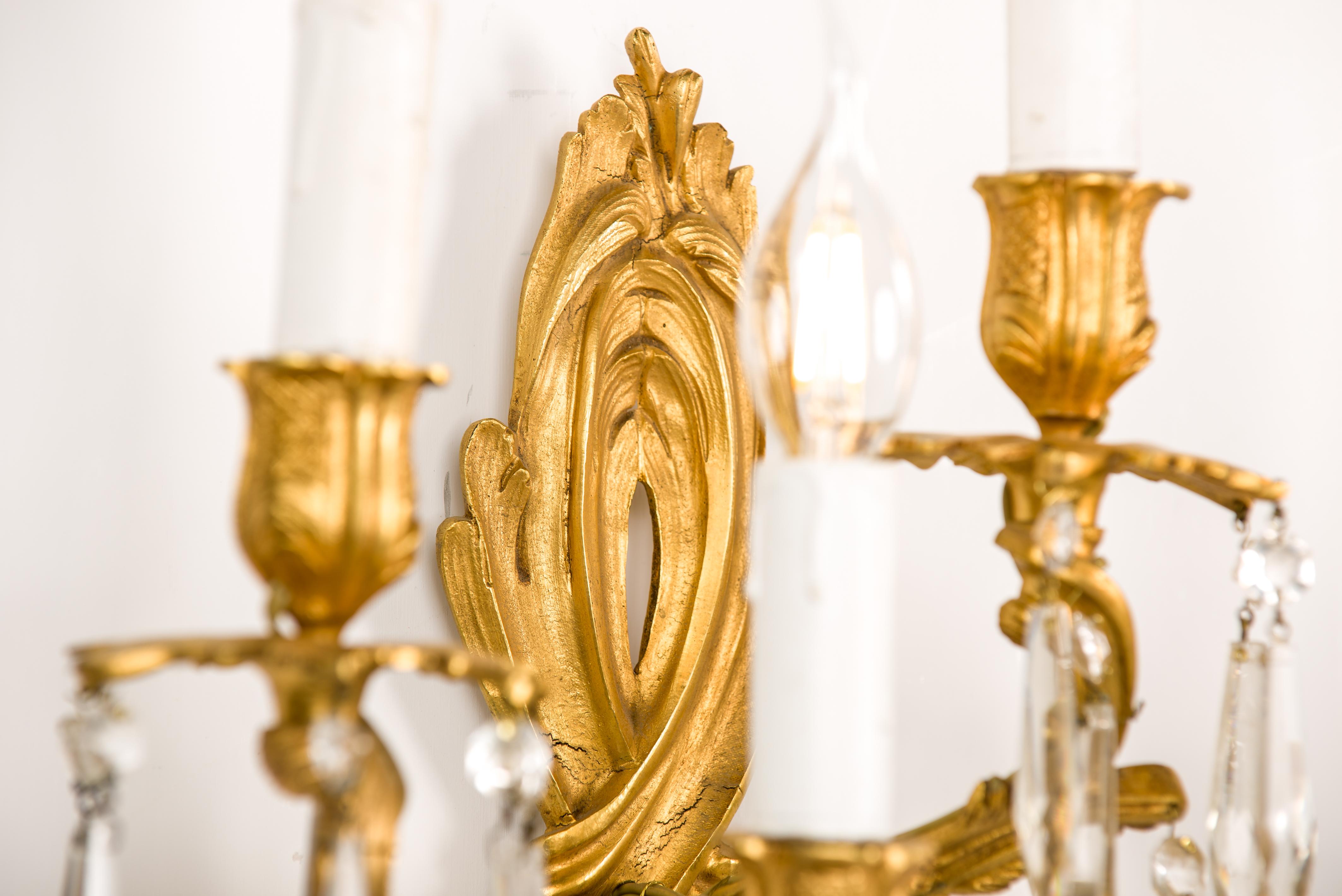 Bronze Paire d'anciennes lampes de cheminée françaises en bronze doré et cristal taillé  Appliques Louis XV en vente