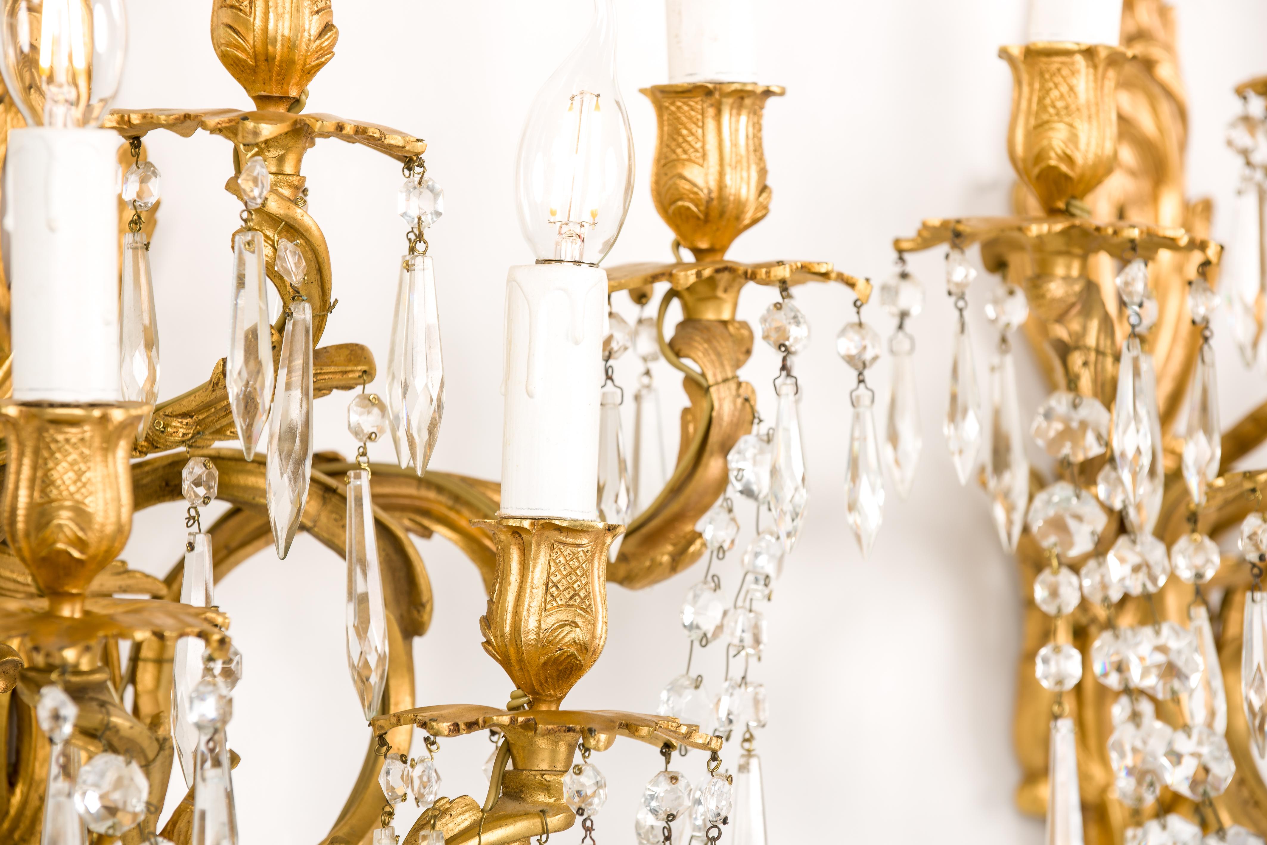 Paire d'anciennes lampes de cheminée françaises en bronze doré et cristal taillé  Appliques Louis XV en vente 1