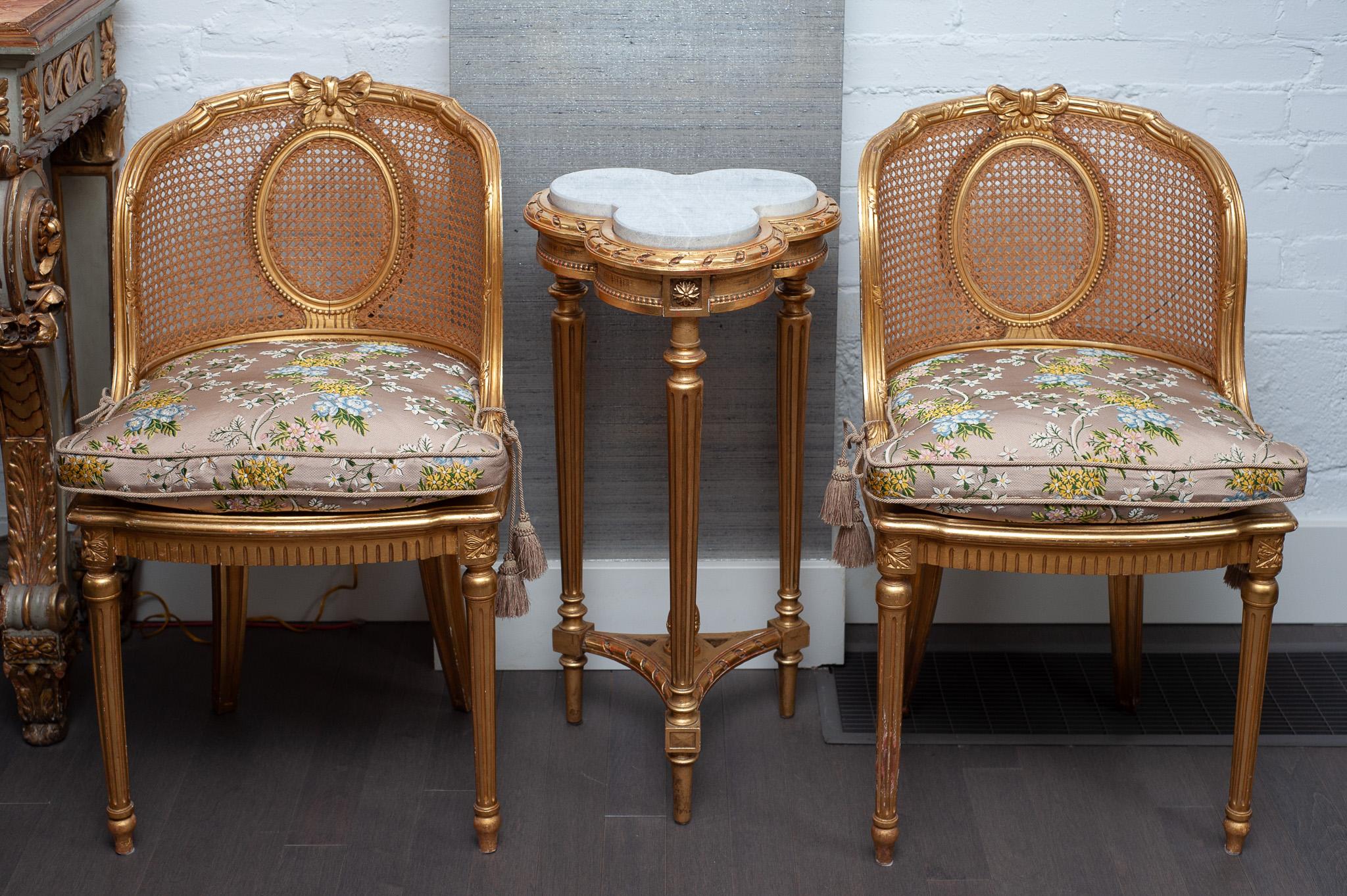 Superbe paire de chaises anciennes en bois sculpté Napoléon III, avec assise et dossier en cannage. Coussins d'assise nouvellement rembourrés avec du tissu Tassanari et Chatel Le Favourite 100 % soie imprimé document et des garnitures et pompons