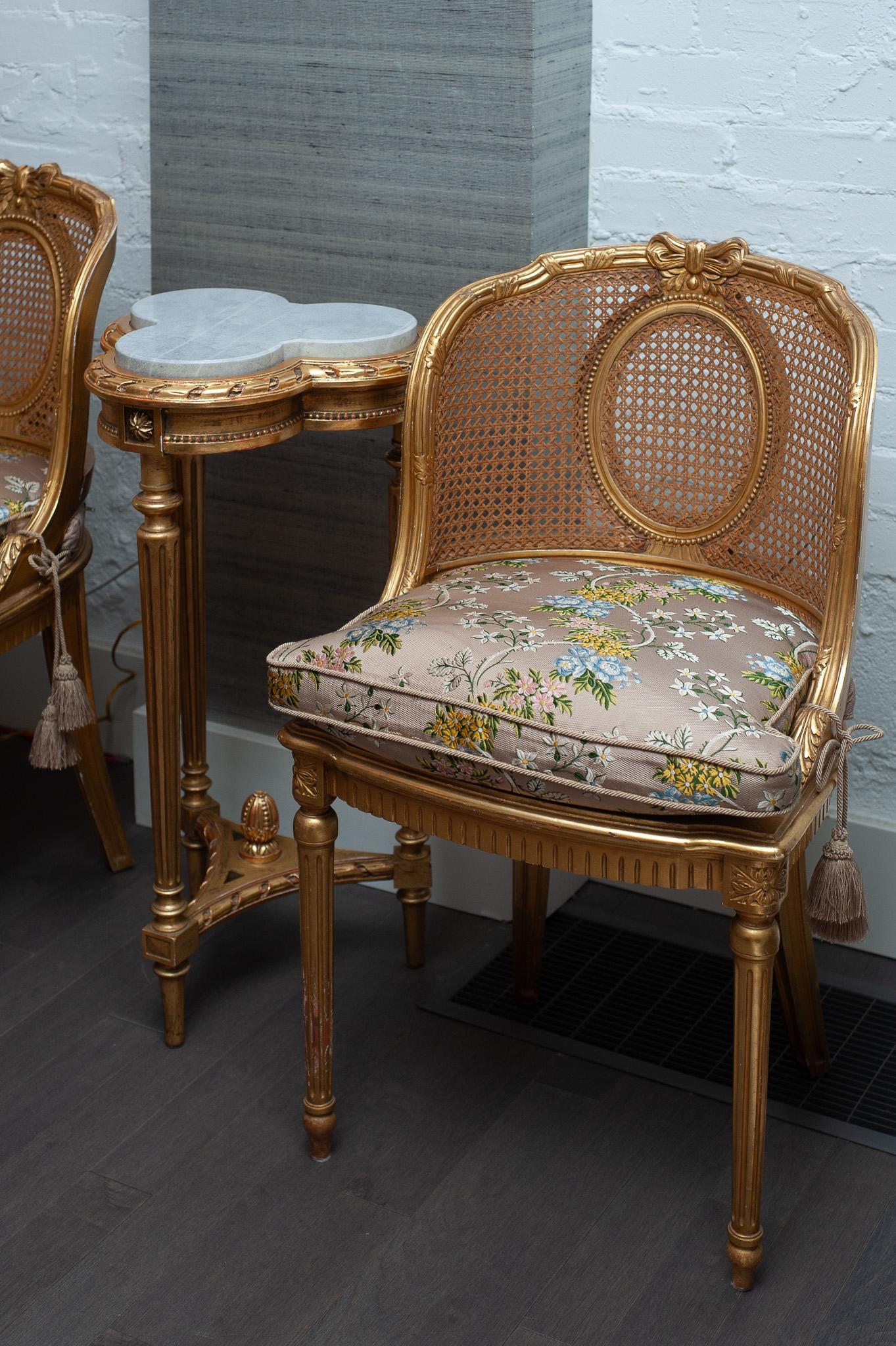 Français Paire de chaises françaises dorées avec sangles en rotin et coussins rembourrés
