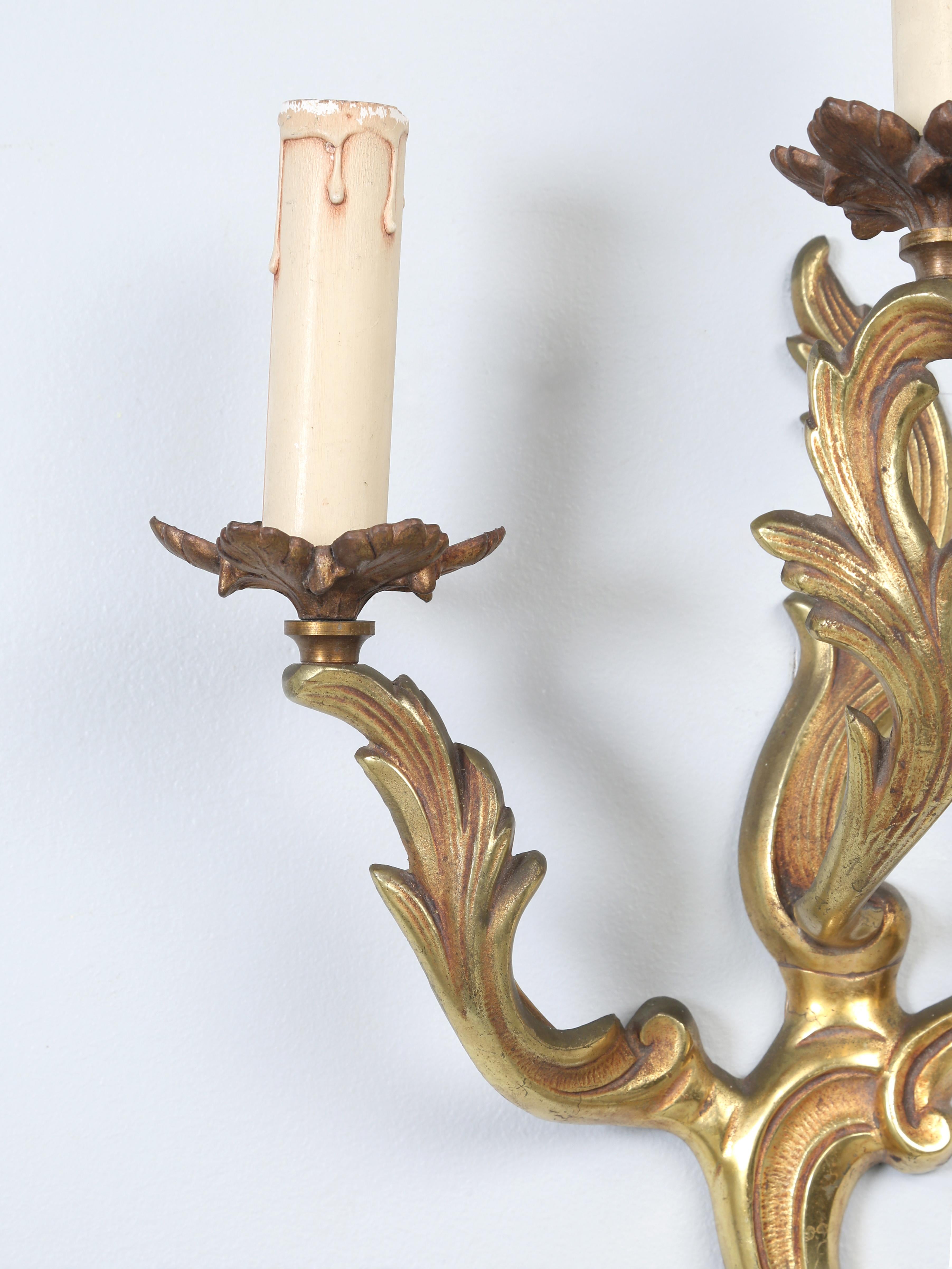 Paire d'appliques françaises anciennes de style Louis XV ou Rococo en bronze doré vers 1900-1920 Bon état - En vente à Chicago, IL