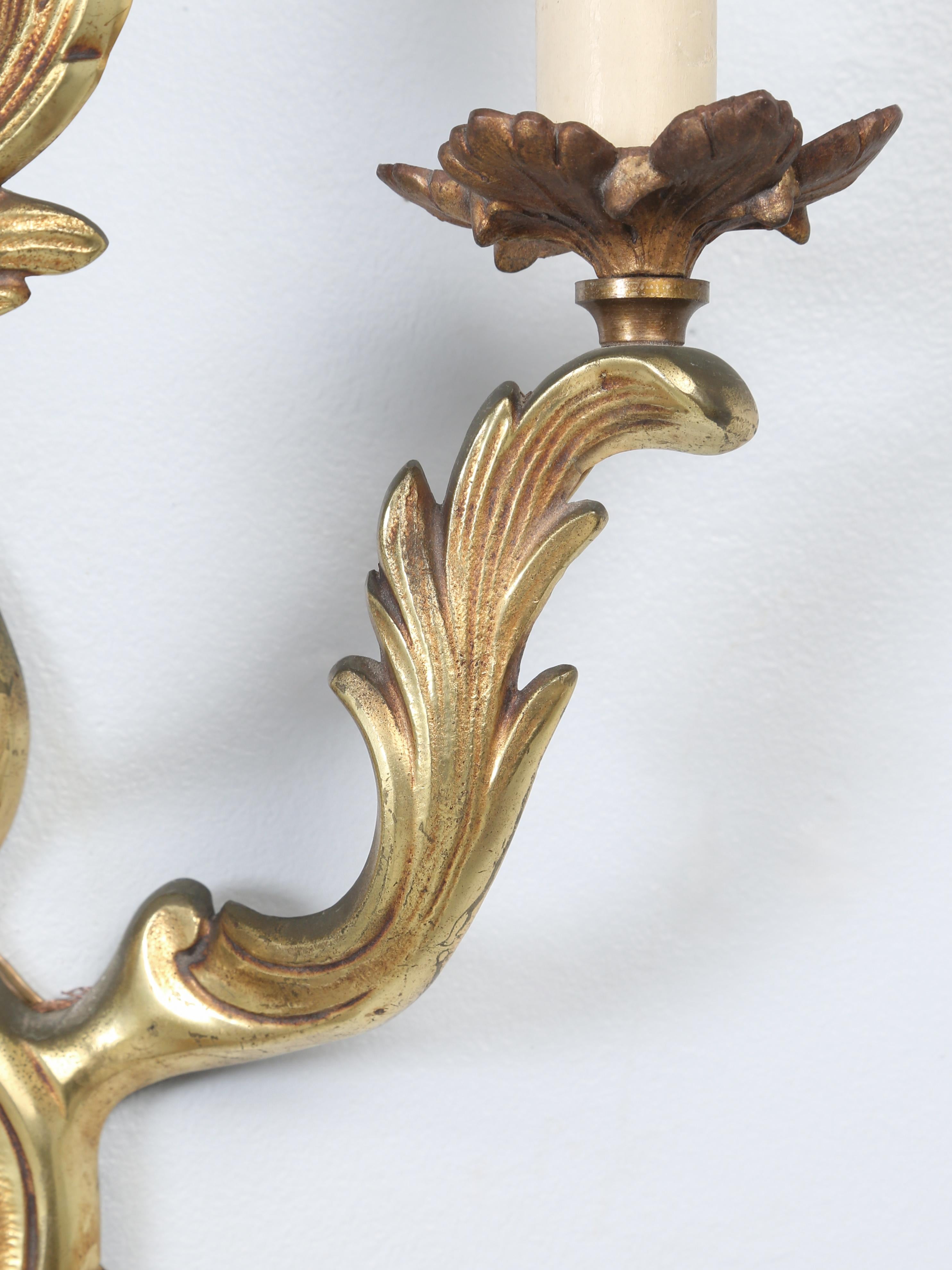 Début du 20ème siècle Paire d'appliques françaises anciennes de style Louis XV ou Rococo en bronze doré vers 1900-1920 en vente