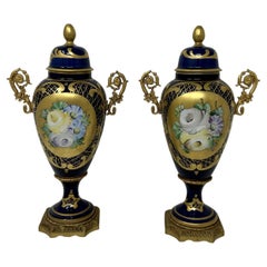 Paire de vases-urnes anciens en porcelaine de Limoges et bronze doré pour centres de table