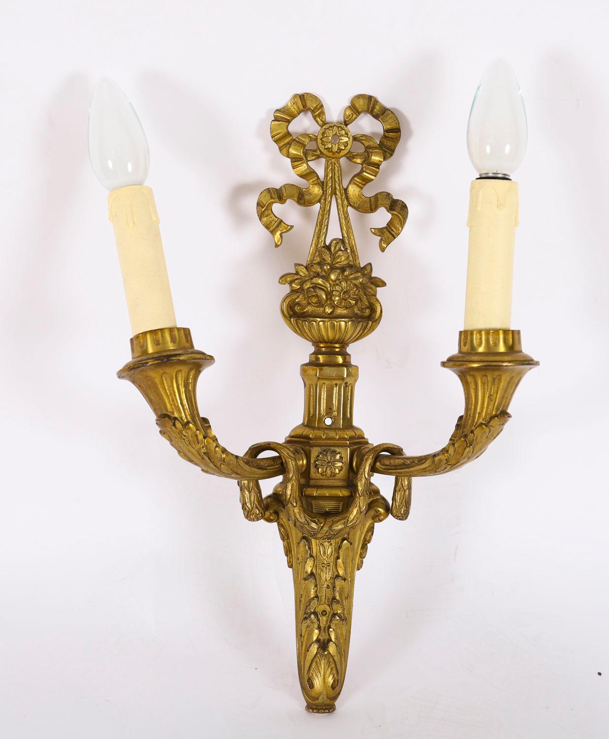 Antique Paire d'appliques en bronze doré à 2 branches de style néo-louisianais 19ème siècle en vente 4