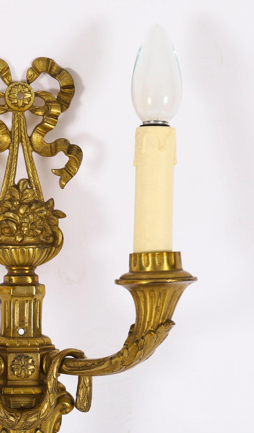 Antique Paire d'appliques en bronze doré à 2 branches de style néo-louisianais 19ème siècle en vente 7